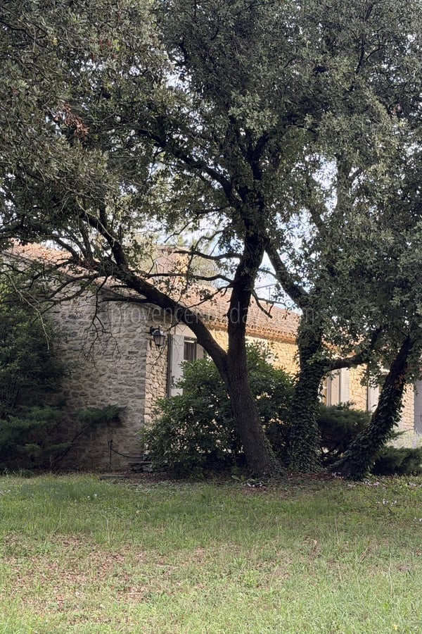 1 - House to renovate in Ménerbes: Villa: Exterior