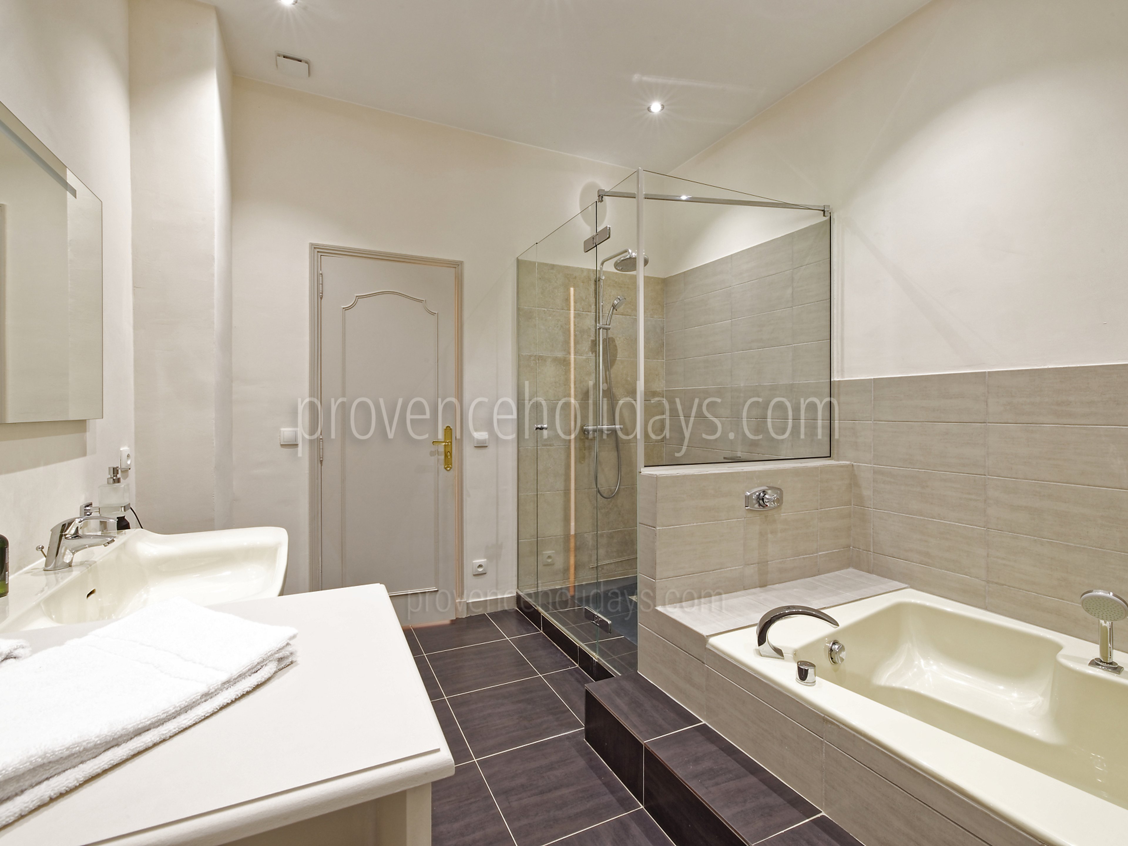 38 - Villa Garrigue: Villa: Bathroom