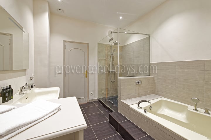 38 - Villa Garrigue: Villa: Bathroom