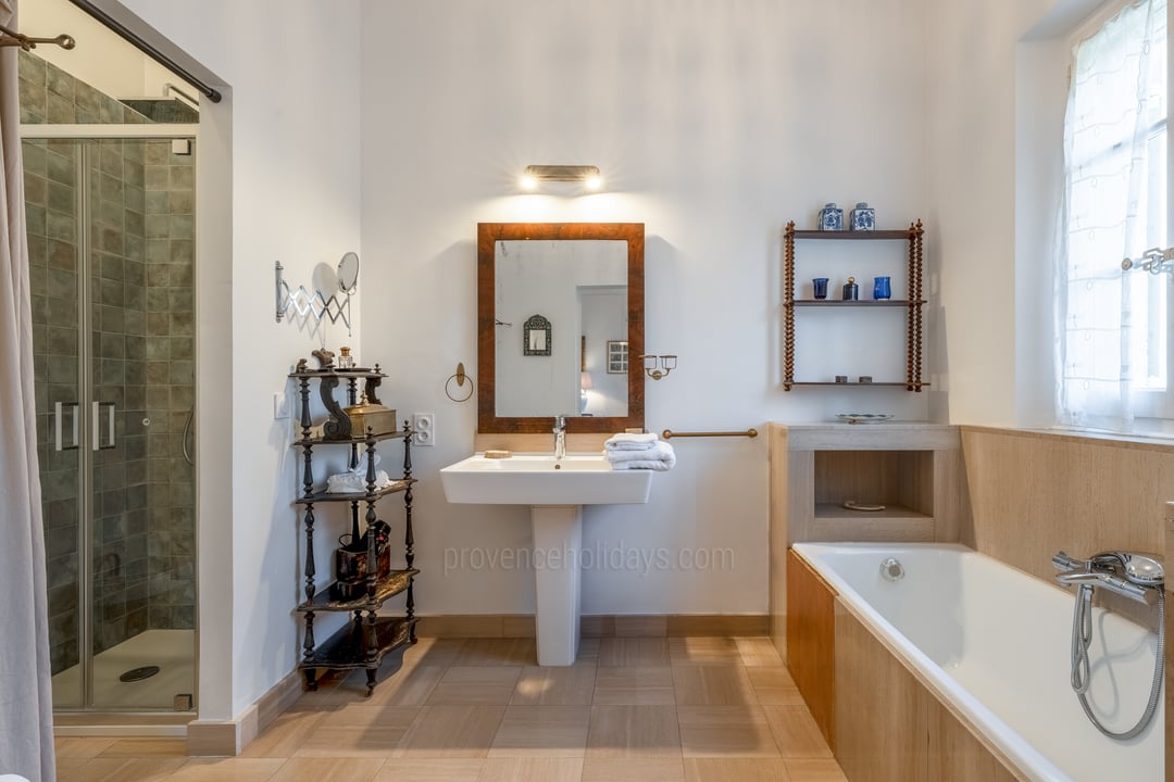 60 - Mas des Trois Cyprès: Villa: Bathroom