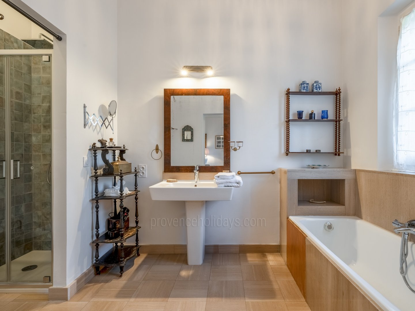 60 - Mas des Trois Cyprès: Villa: Bathroom
