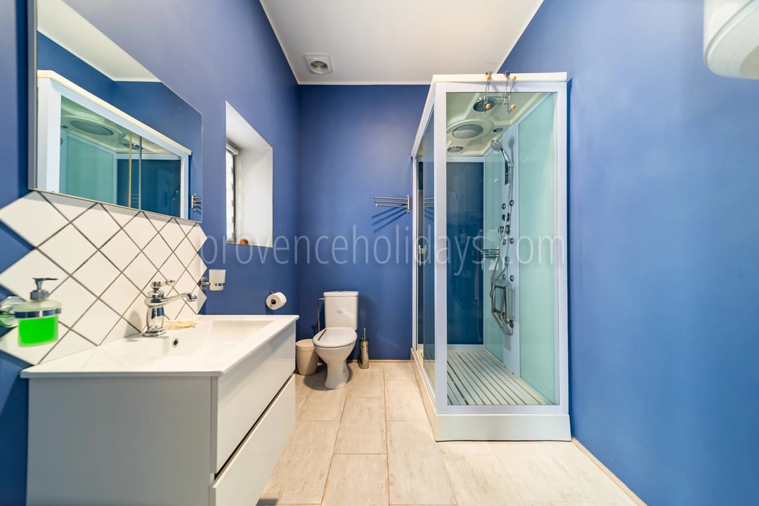 9 - Character estate in Cucuron: Villa: Bathroom