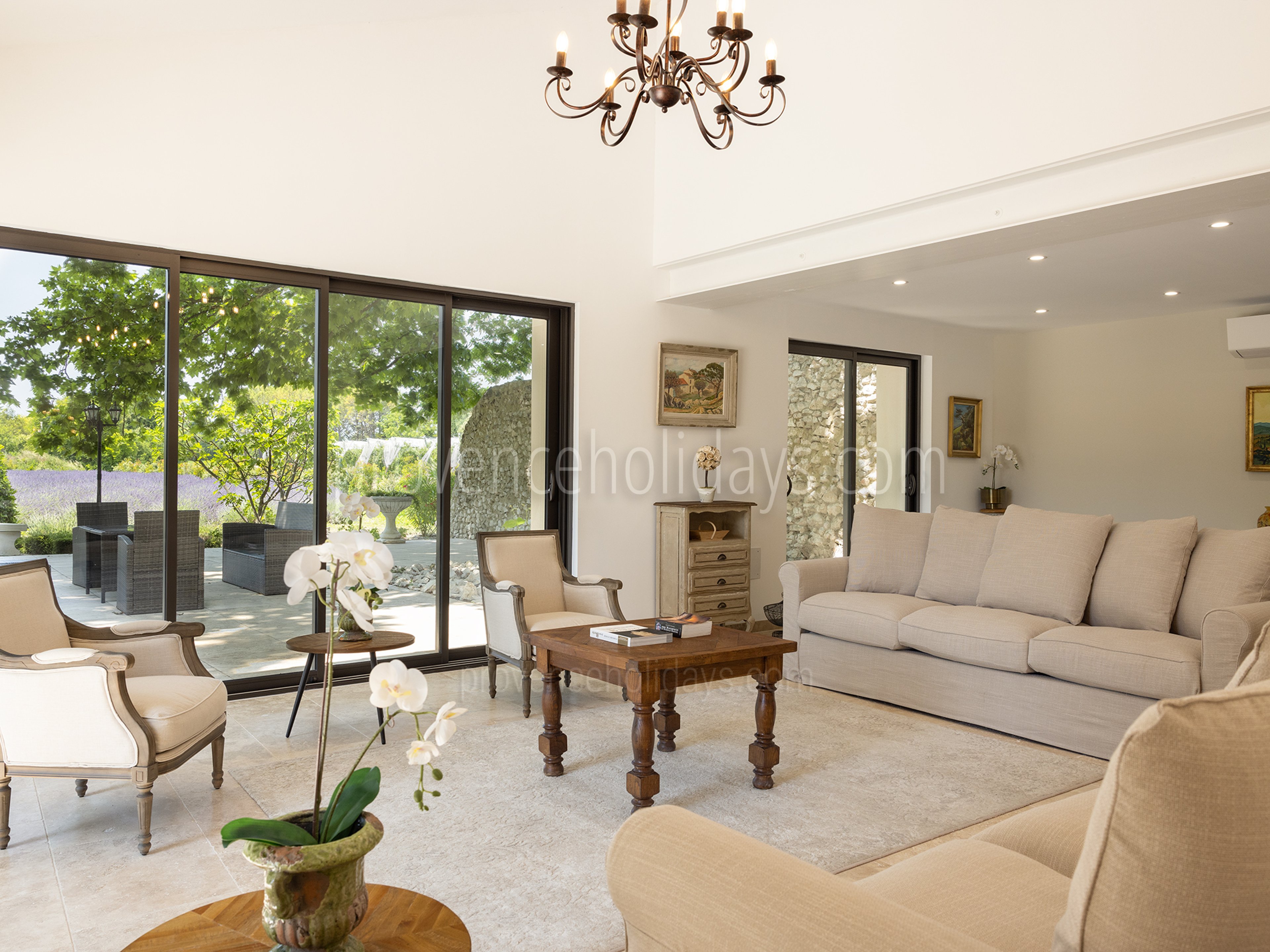 25 - La Bastide Lavande: Villa: Interior