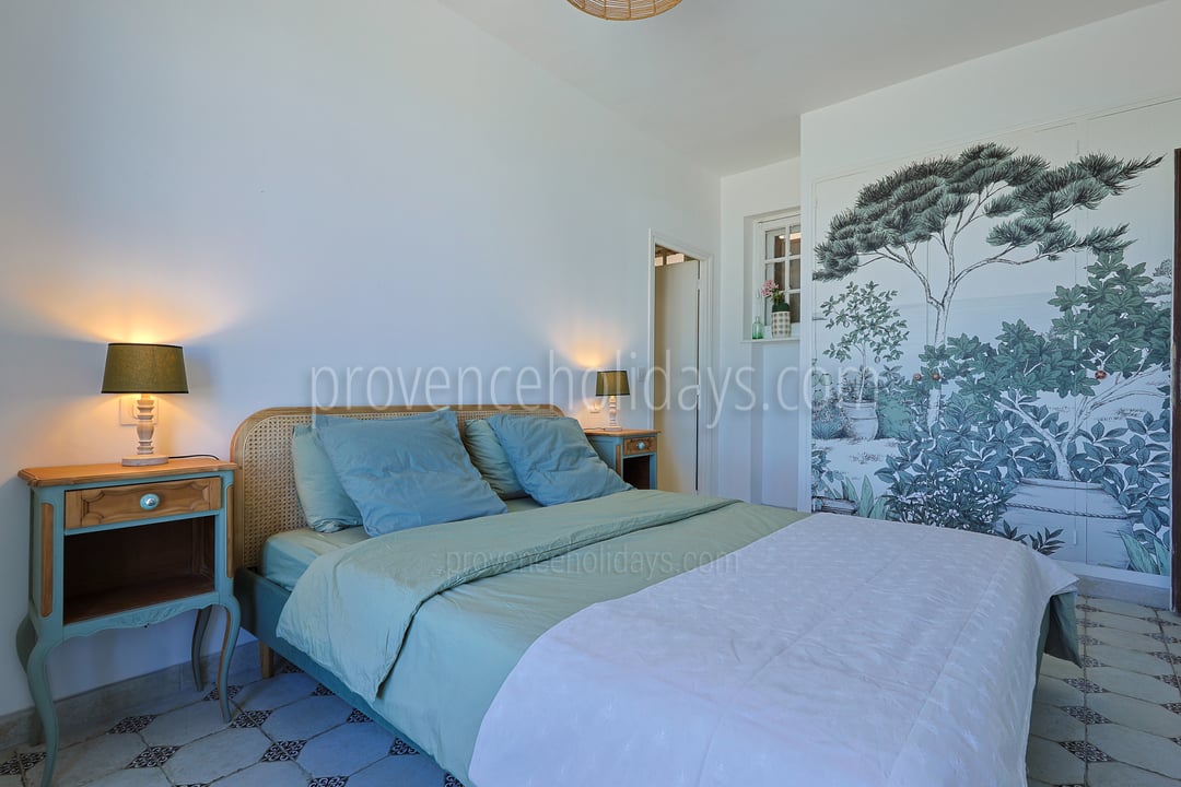 5 - Le Mas de la Garde: Villa: Bedroom