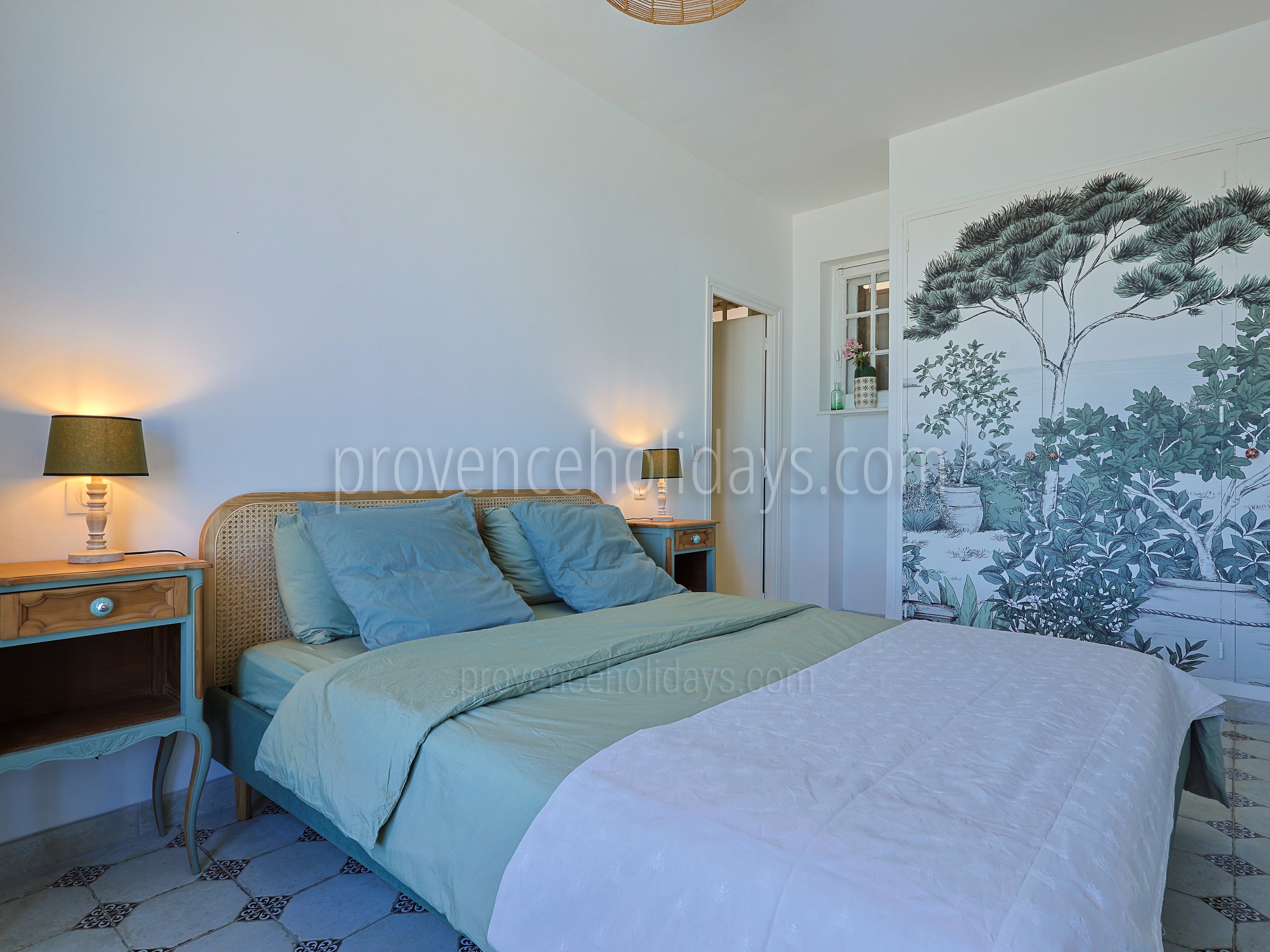 5 - Le Mas de la Garde: Villa: Bedroom