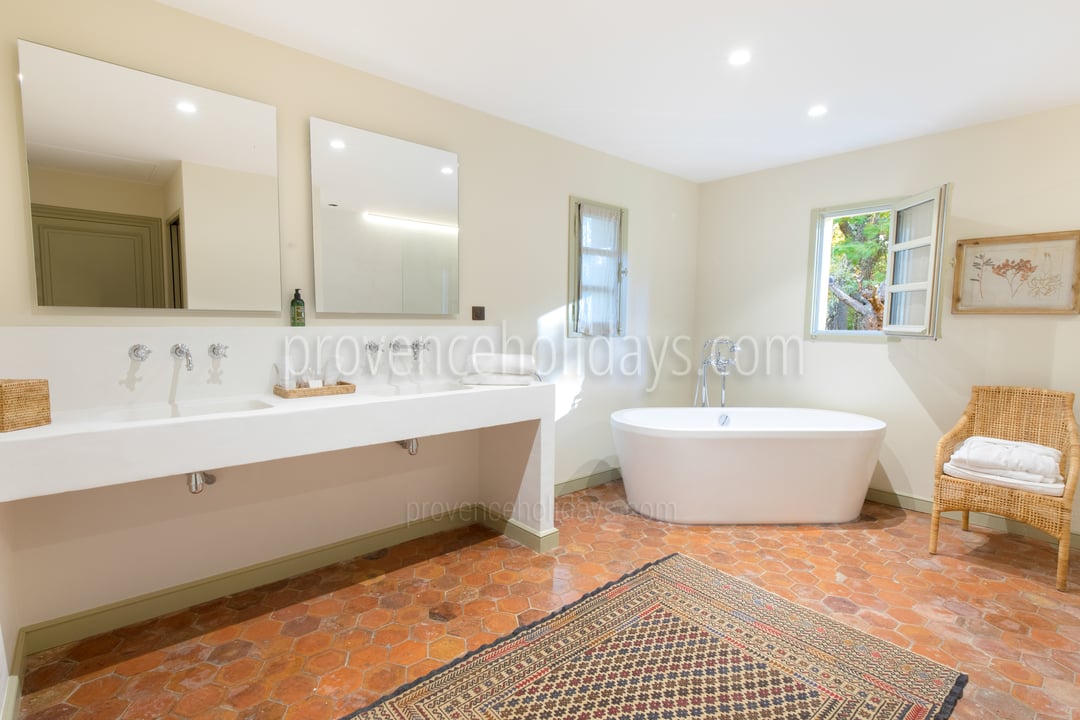 5 - Villa La Vigne: Villa: Bathroom