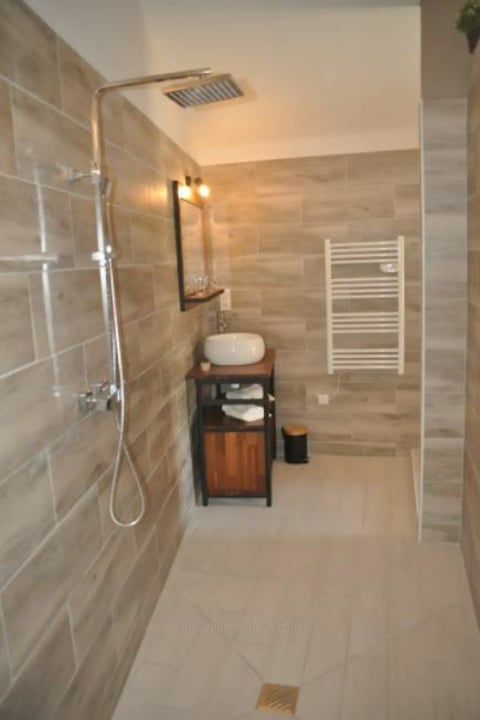 19 - La Manade: Villa: Bathroom