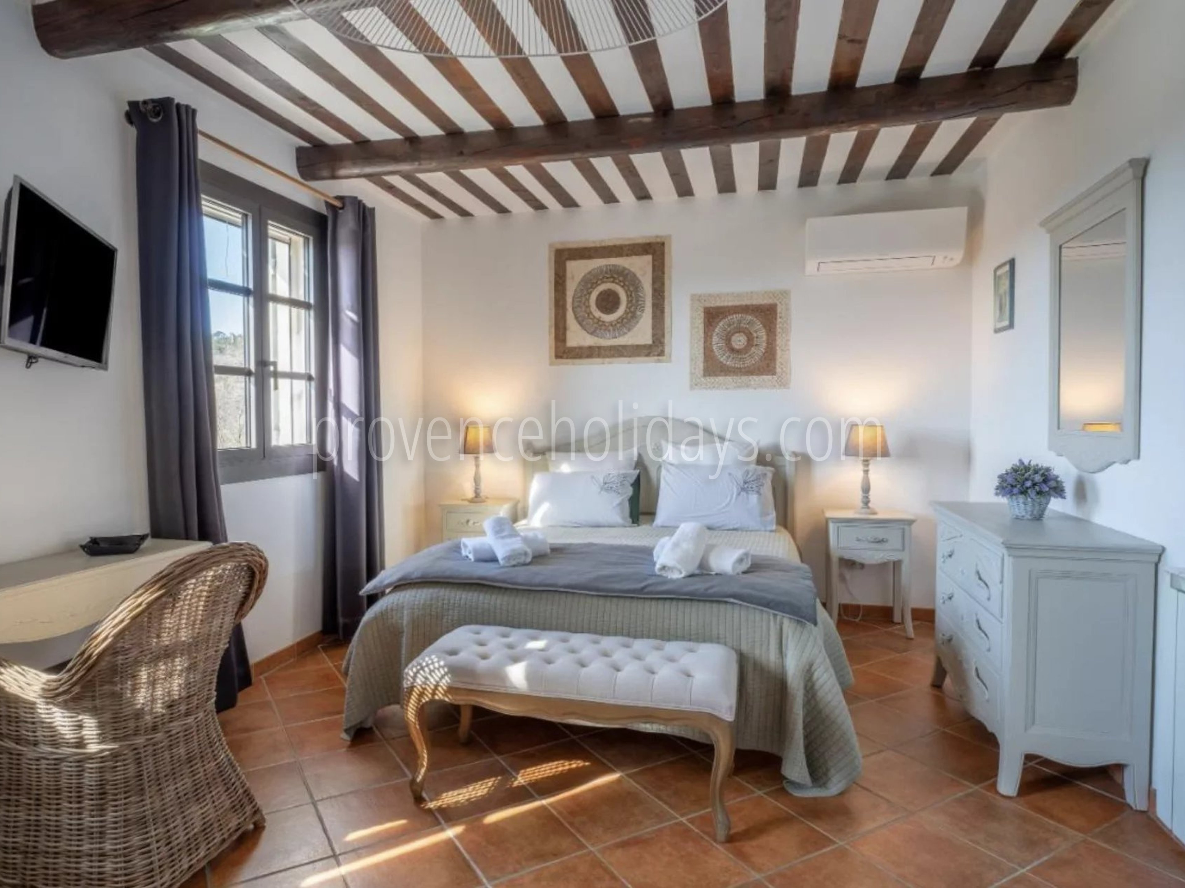 15 - Bastide with lavender in Gordes: Villa: Exterior