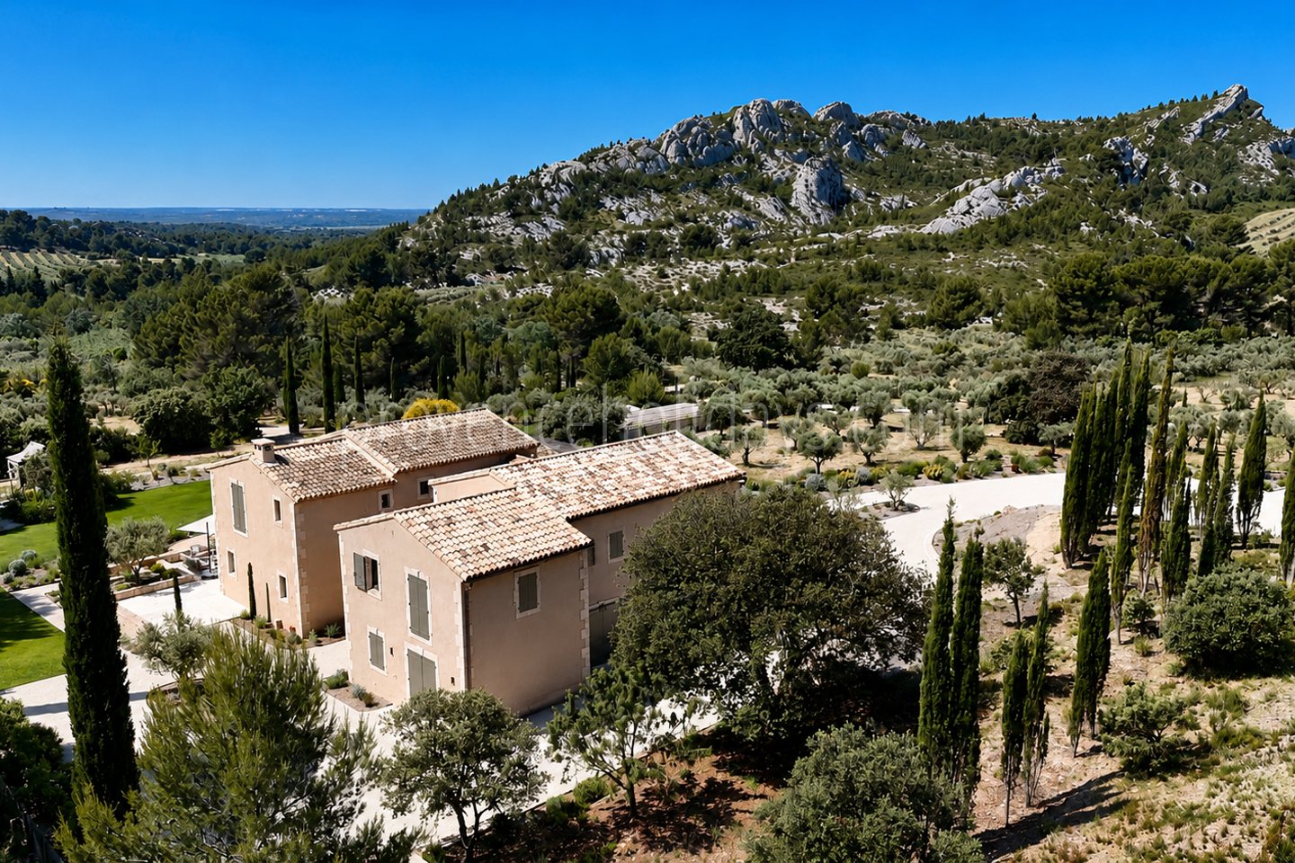 88 - Le Loup des Alpilles: Villa: Exterior