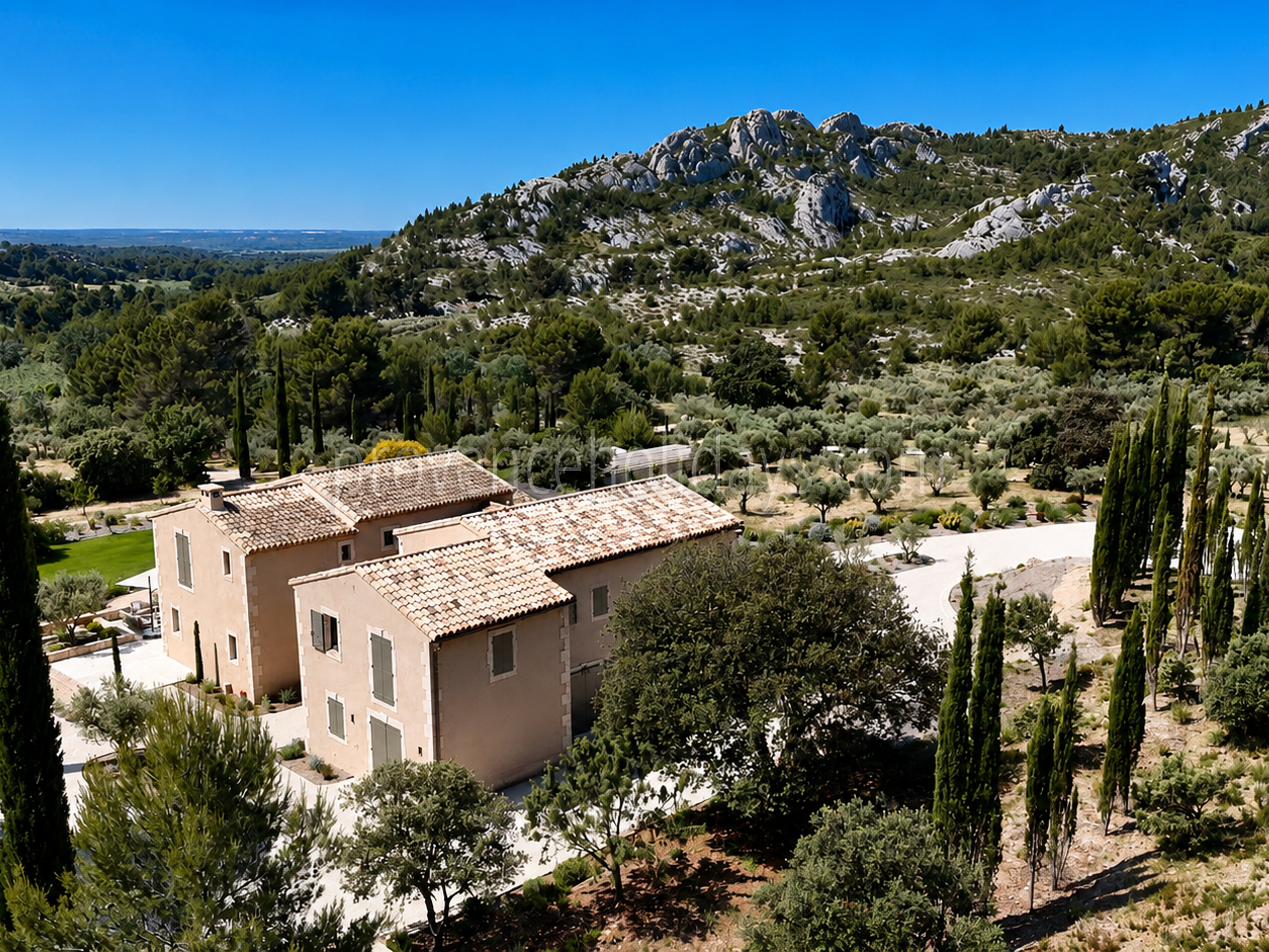 88 - Le Loup des Alpilles: Villa: Exterior