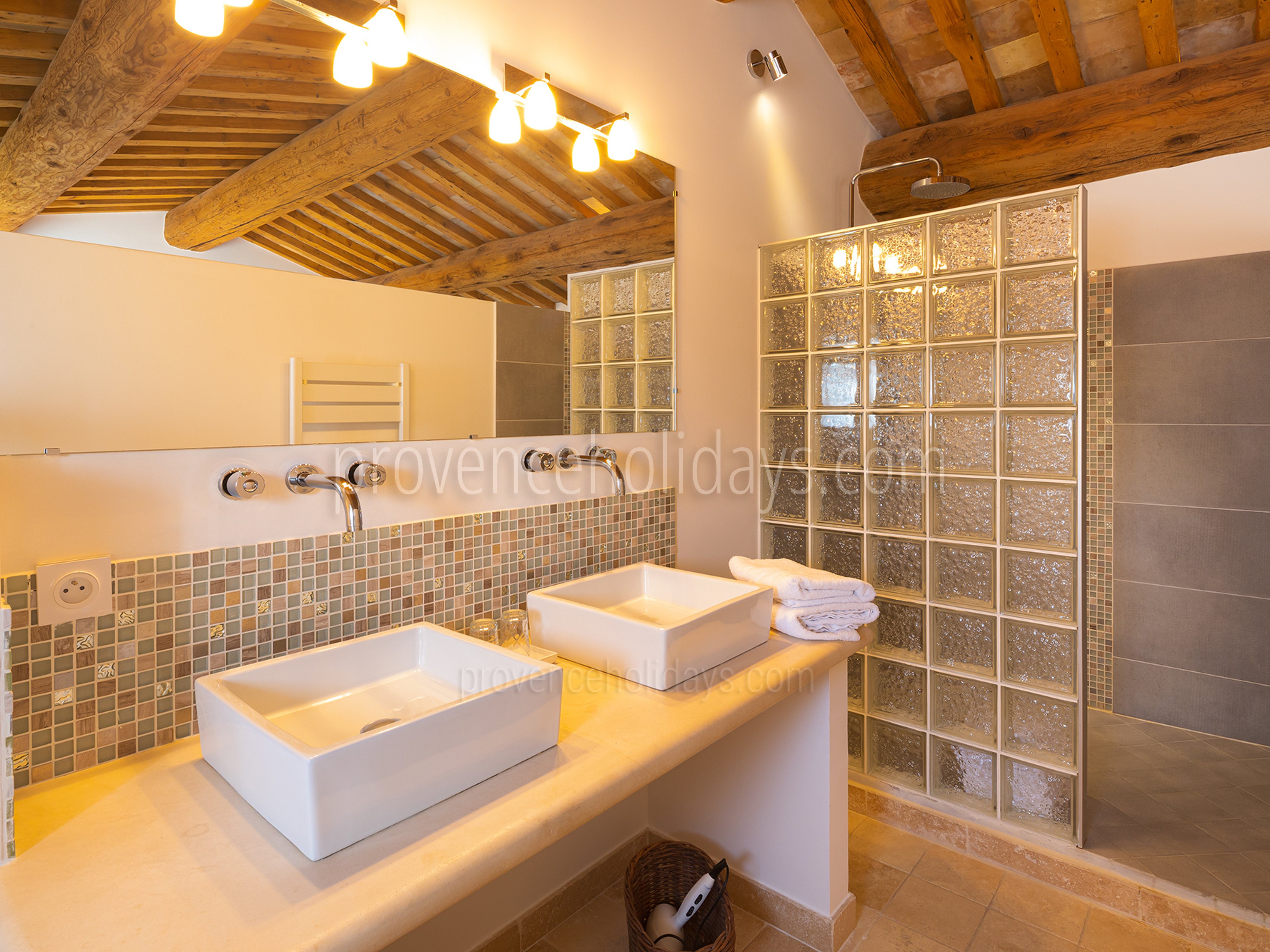 24 - Maison Eyguières: Villa: Bathroom