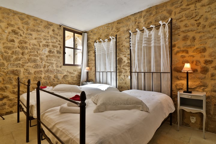 40 - Mas de Beaumes: Villa: Bedroom