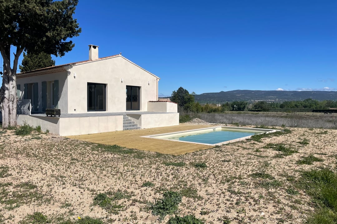 Volledig gerenoveerde villa in Maubec met zwembad en zicht op de Luberon