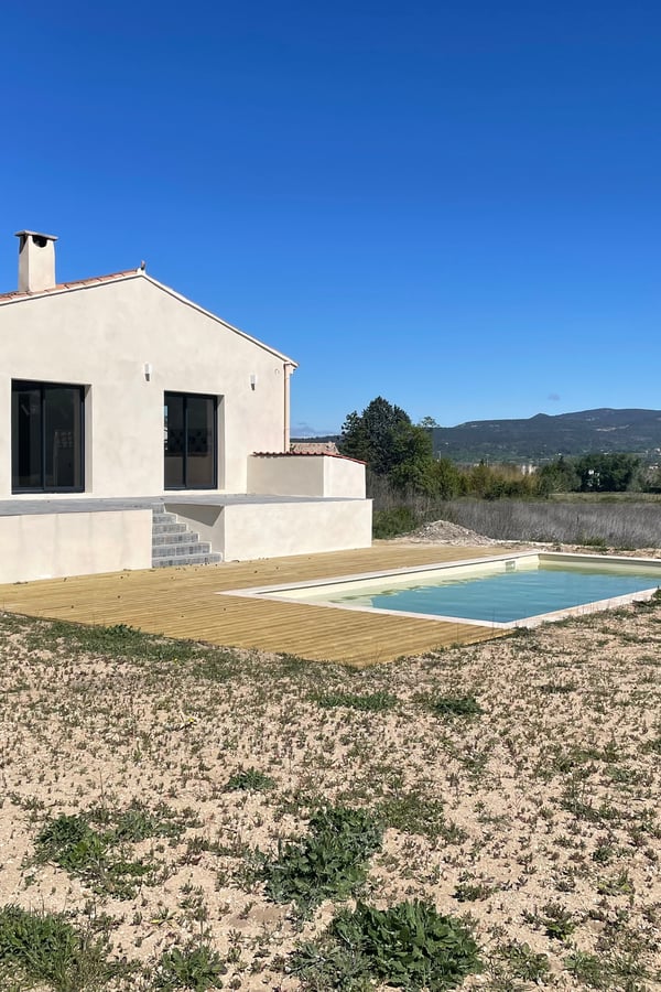 Volledig gerenoveerde villa in Maubec met zwembad en zicht op de Luberon - -1