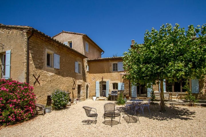4 - Provence retrouvée: Villa: Exterior