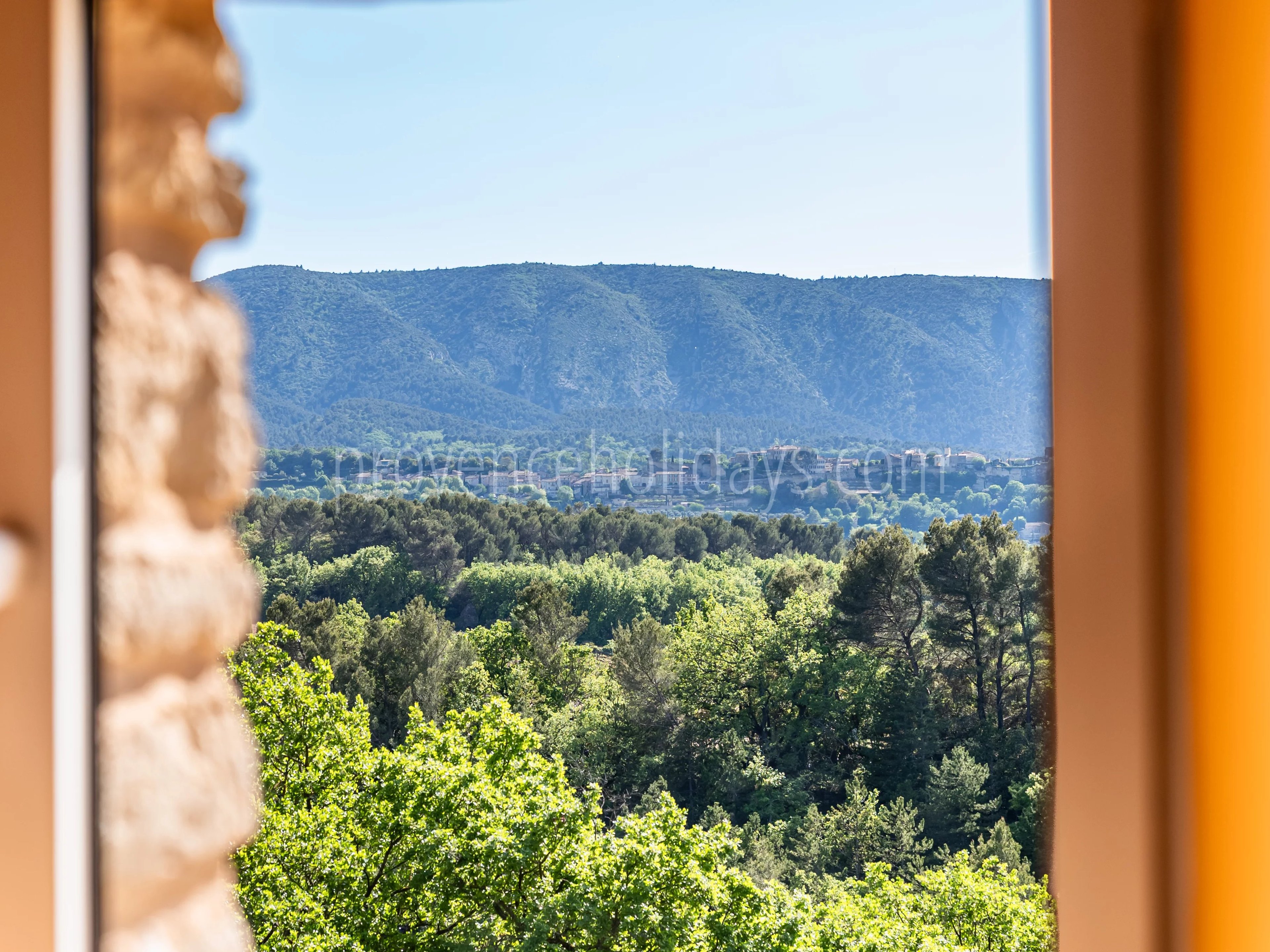 26 - Stone Property in Ménerbes: Villa: Exterior