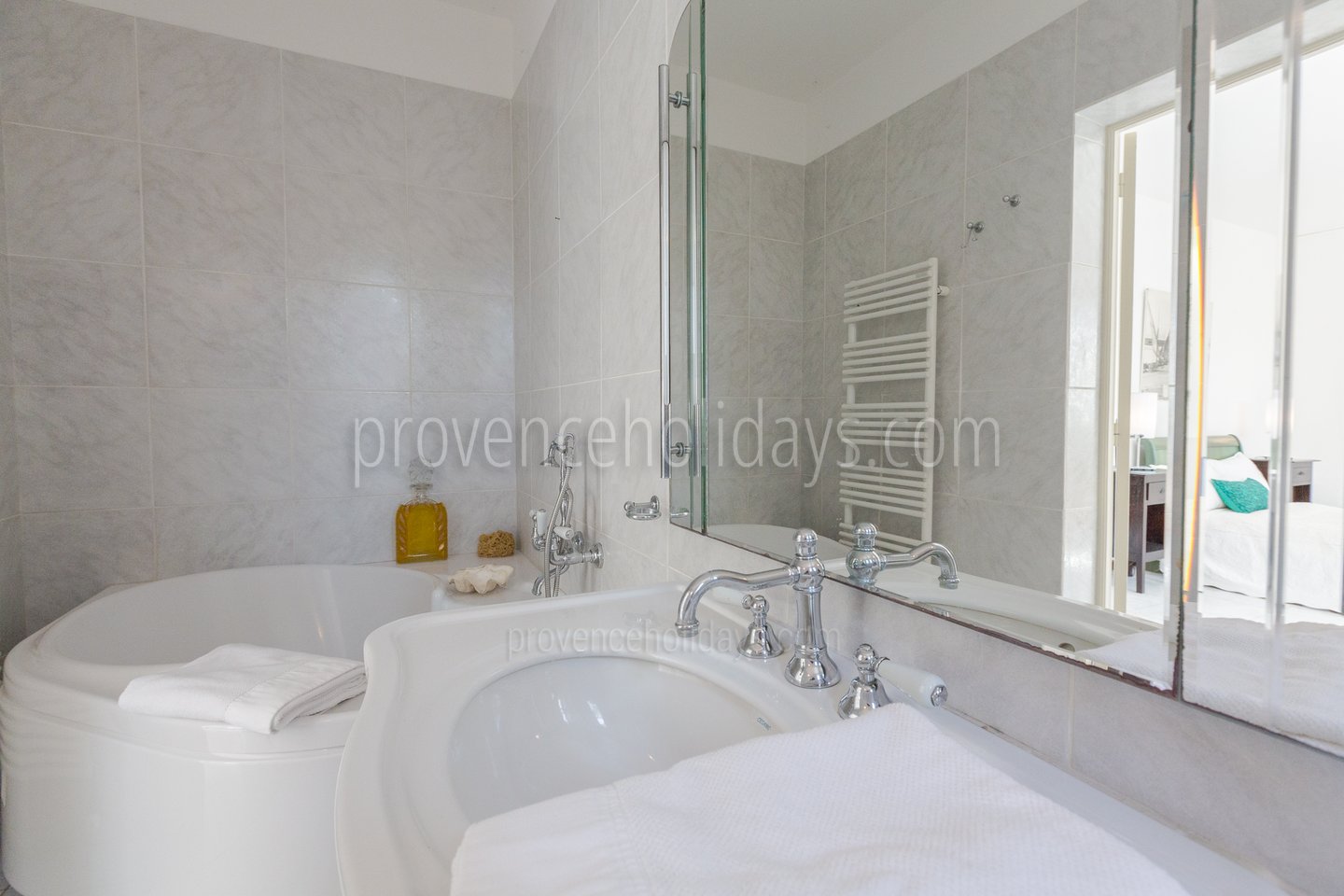 15 - Villa Cap d\'Antibes: Villa: Bedroom