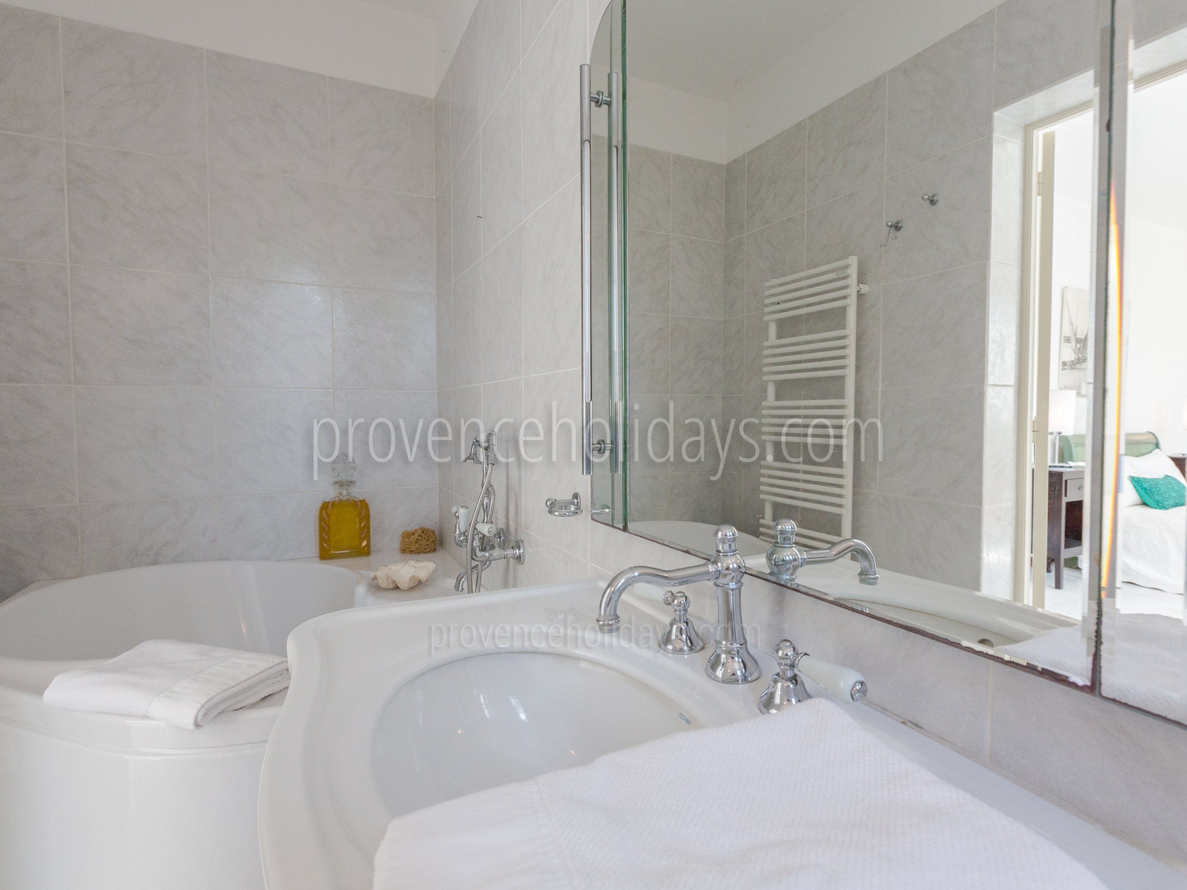 15 - Villa Cap d\'Antibes: Villa: Bedroom