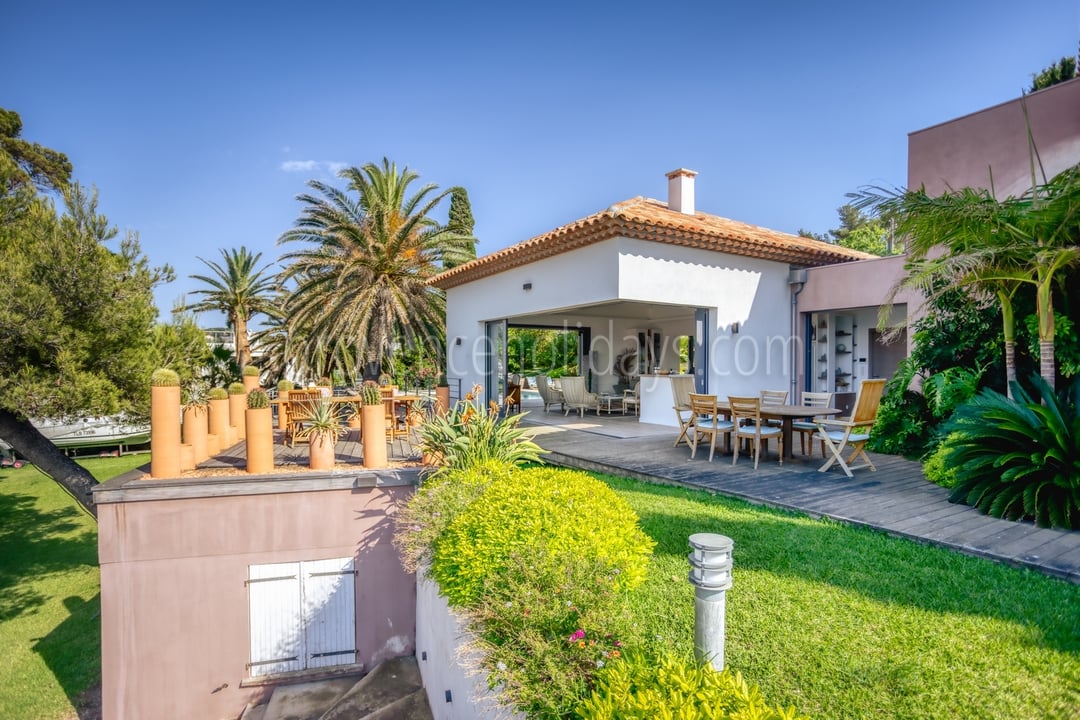 29 - Villa Giens: Villa: Exterior