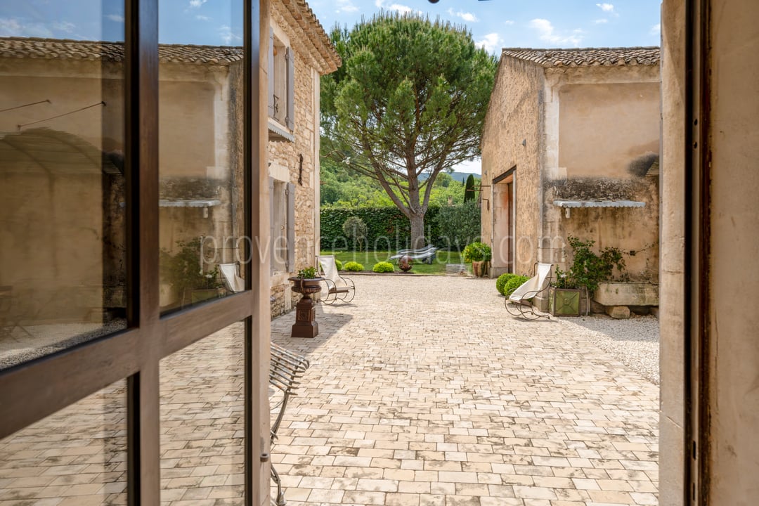 27 - Le Mas de Ménerbes: Villa: Exterior