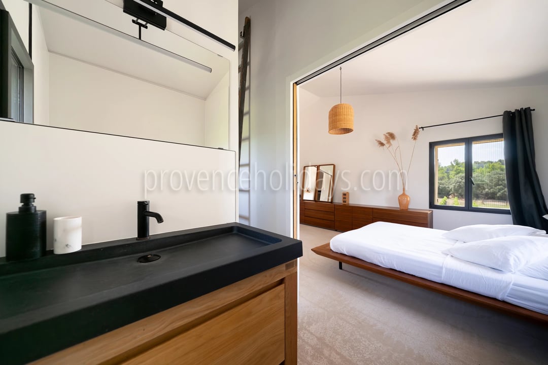 16 - FOR SALE – Charming property with a pool in Vaugines, near Lourmarin – panoramic view of the Luberon.: Villa: Interior