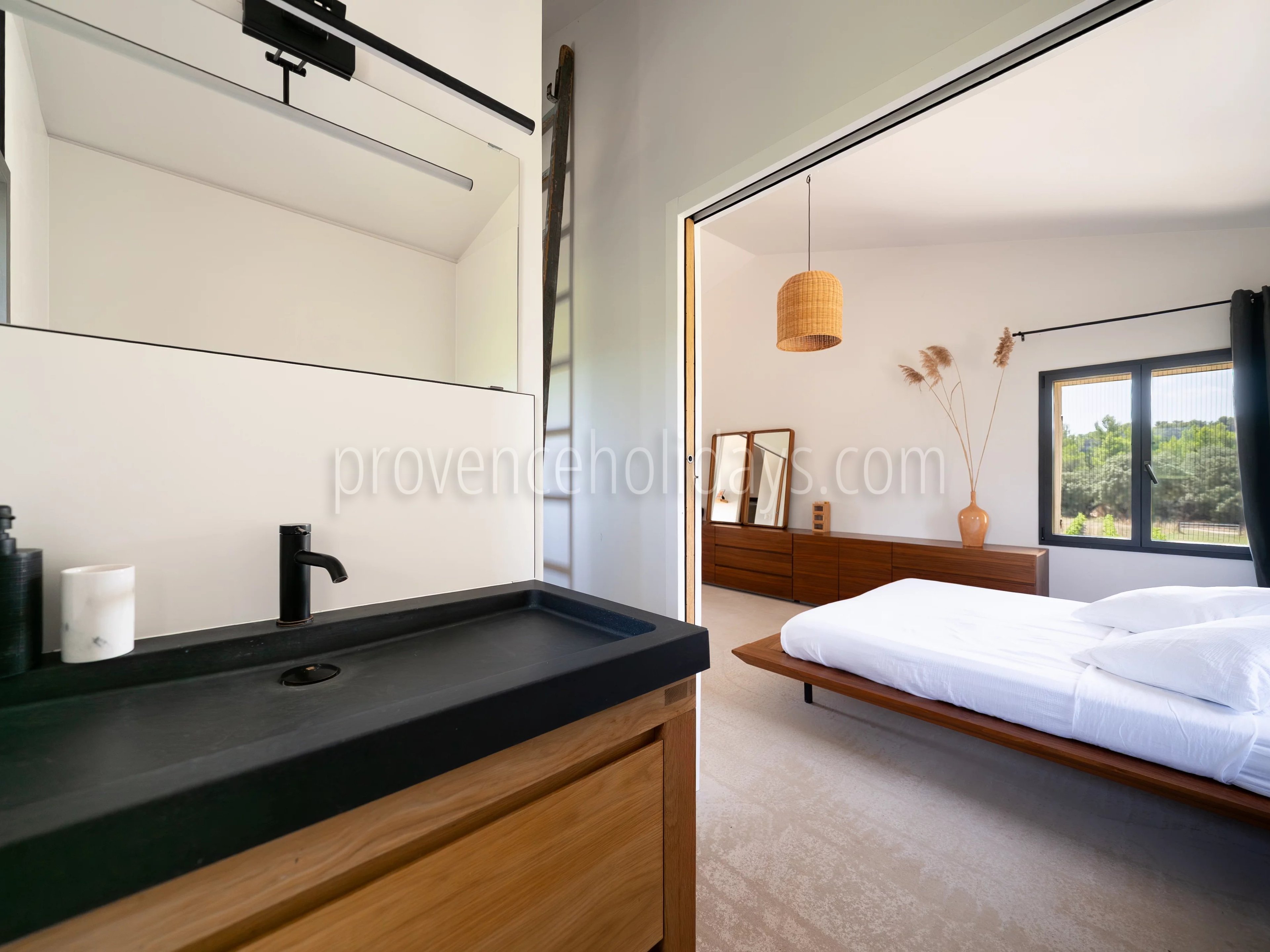 16 - FOR SALE – Charming property with a pool in Vaugines, near Lourmarin – panoramic view of the Luberon.: Villa: Interior