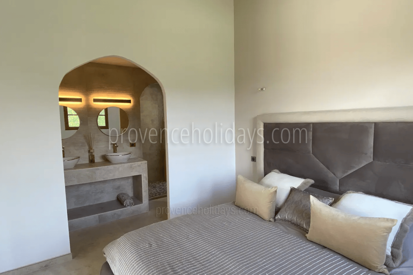 2 - La Petite Villa: Villa: Bedroom
