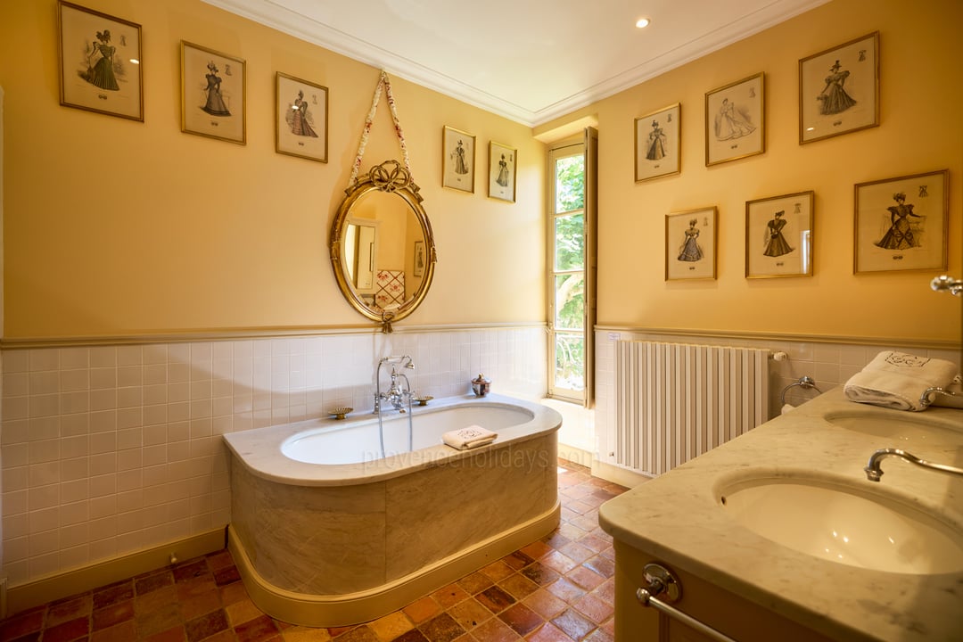 19 - Le Château: Villa: Bathroom