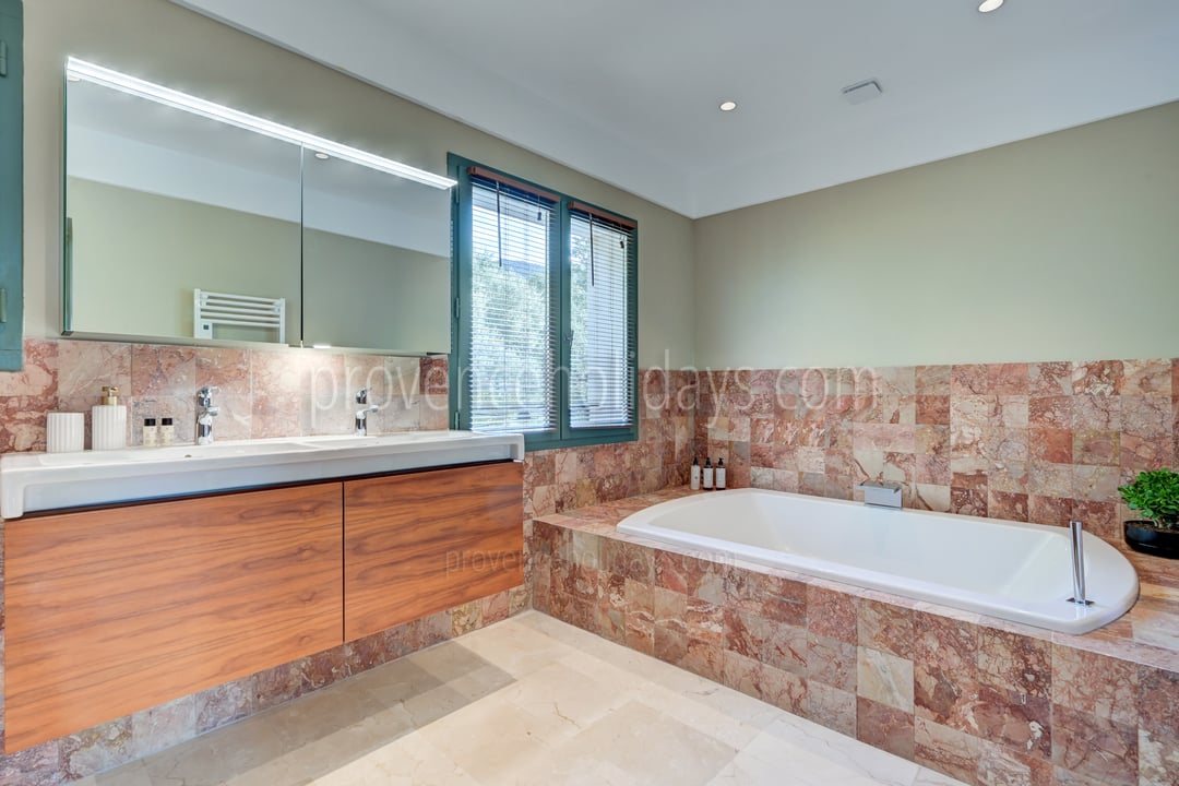 28 - Villa Castel: Villa: Bathroom