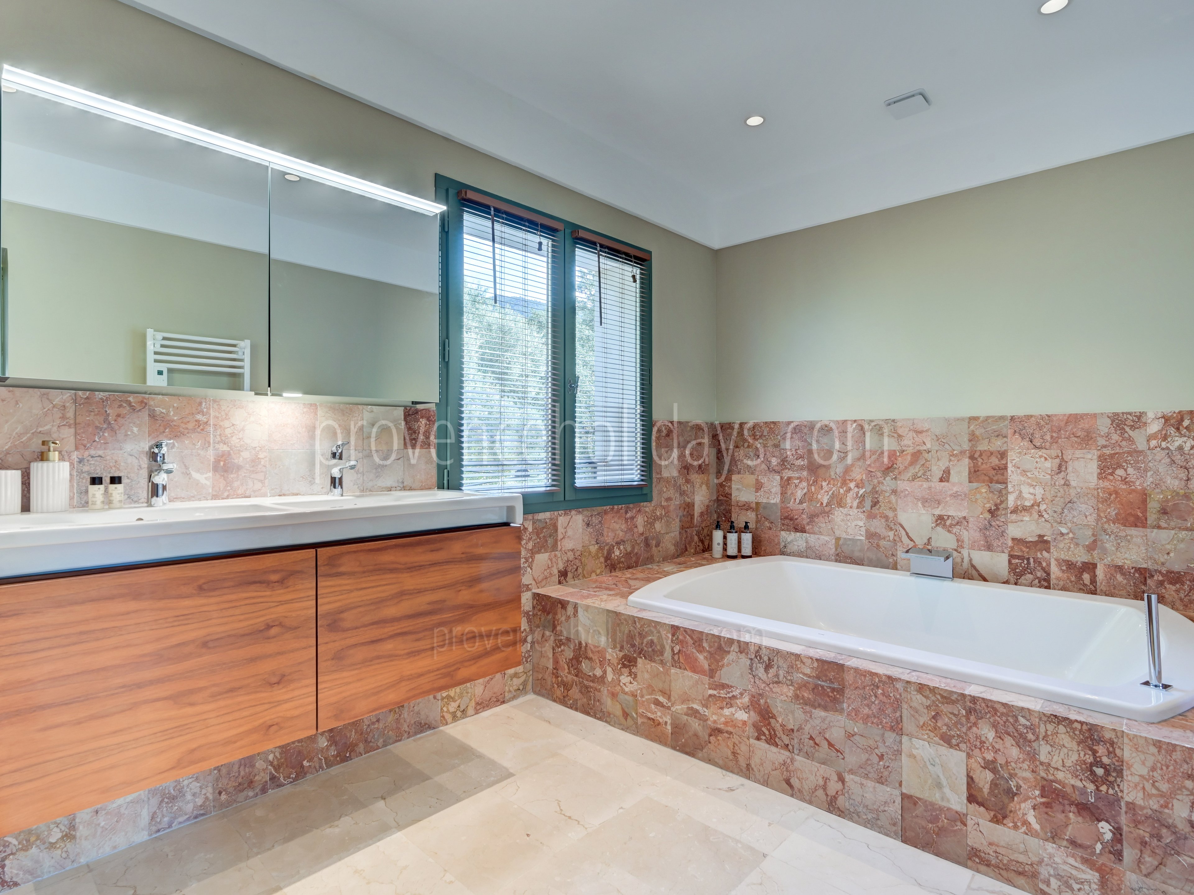 28 - Villa Castel: Villa: Bathroom