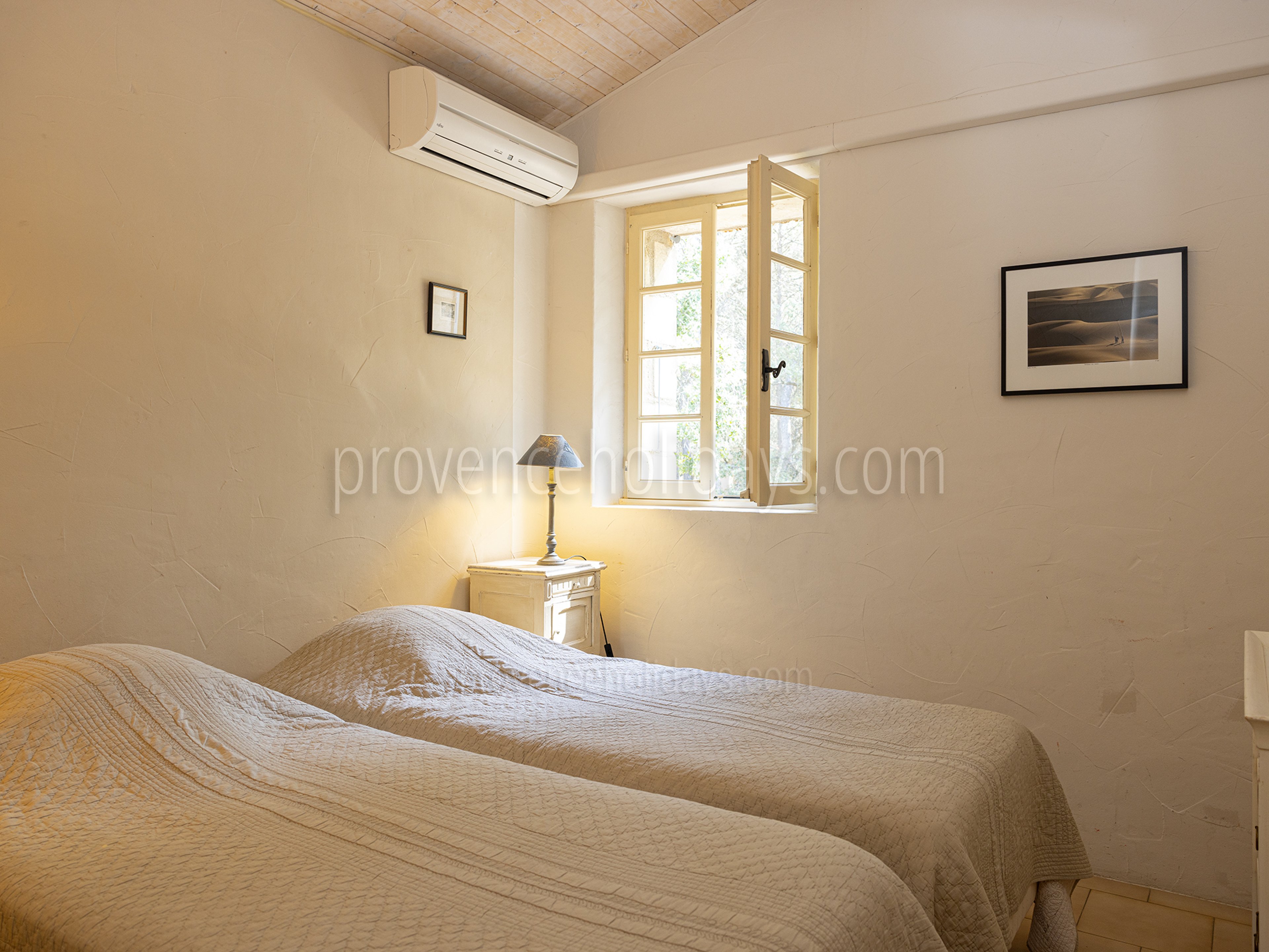 22 - Mas Heyrauds: Villa: Bedroom