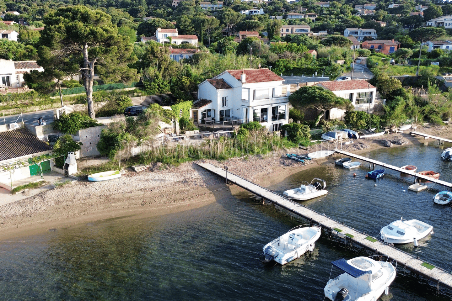 1 - Villa Les Pieds Dans L\'eau: Villa: Exterior