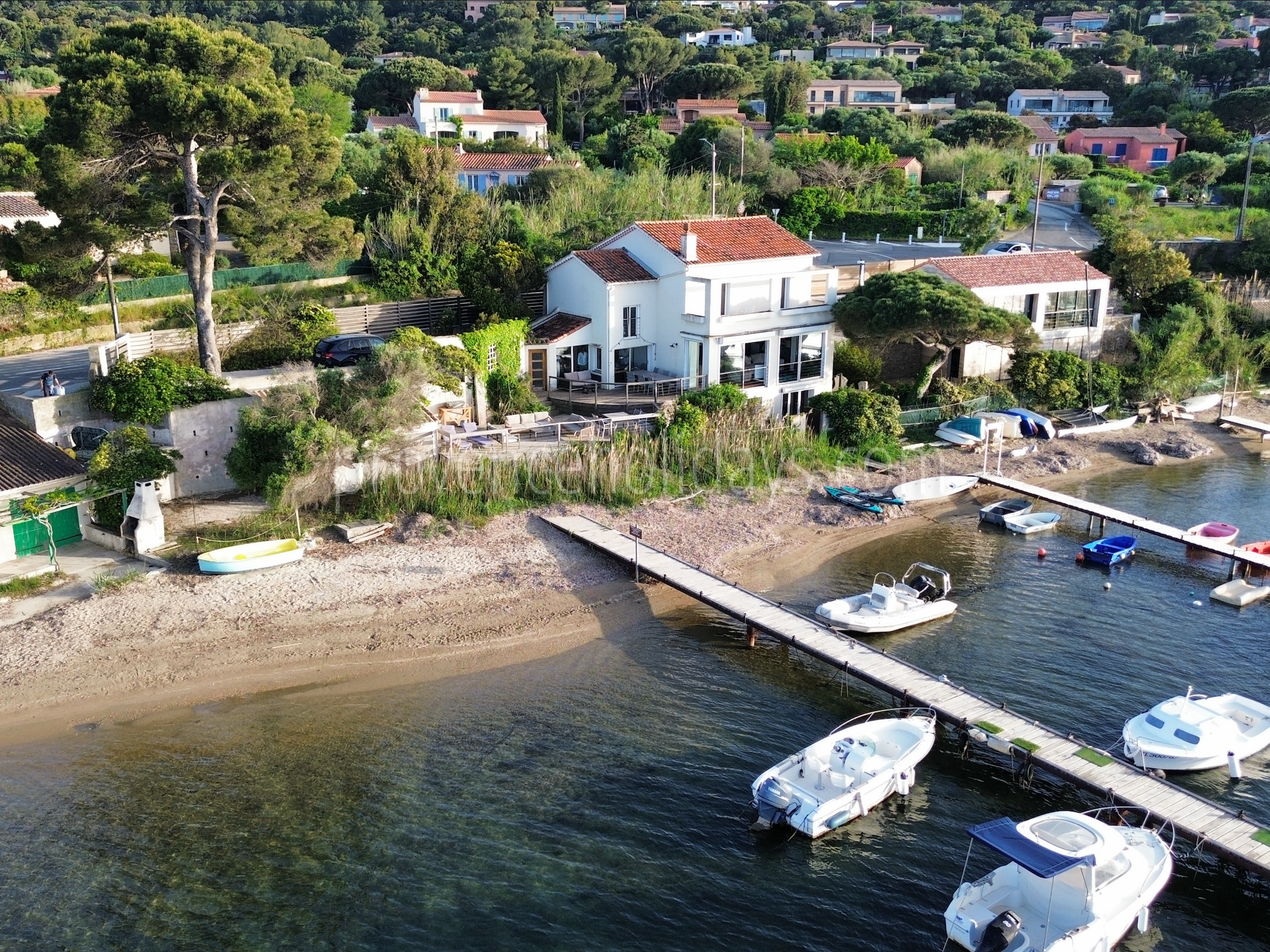 1 - Villa Les Pieds Dans L\'eau: Villa: Exterior