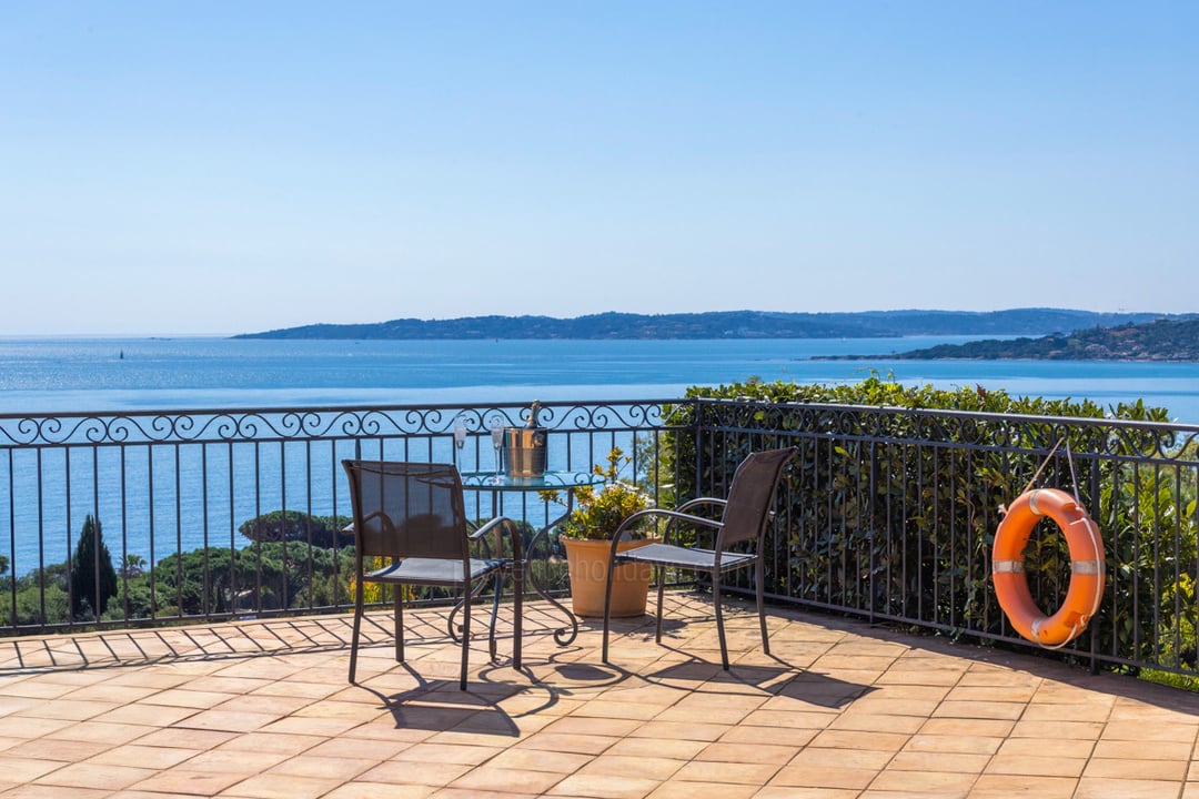 Contemporary villa overlooking the Gulf of Saint-Tropez - Exterior