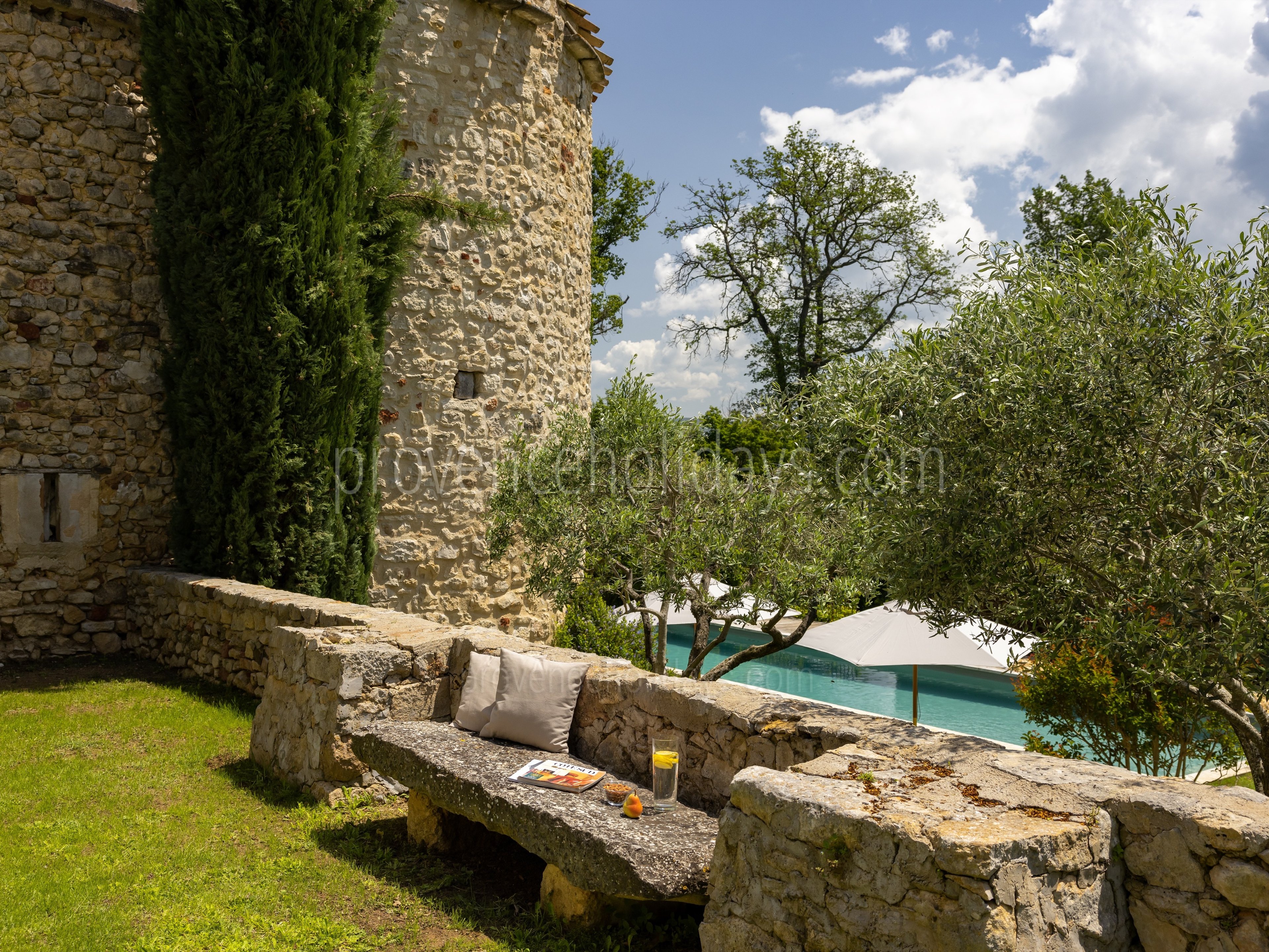 10 - Petite Bastide de Goult: Villa: Exterior