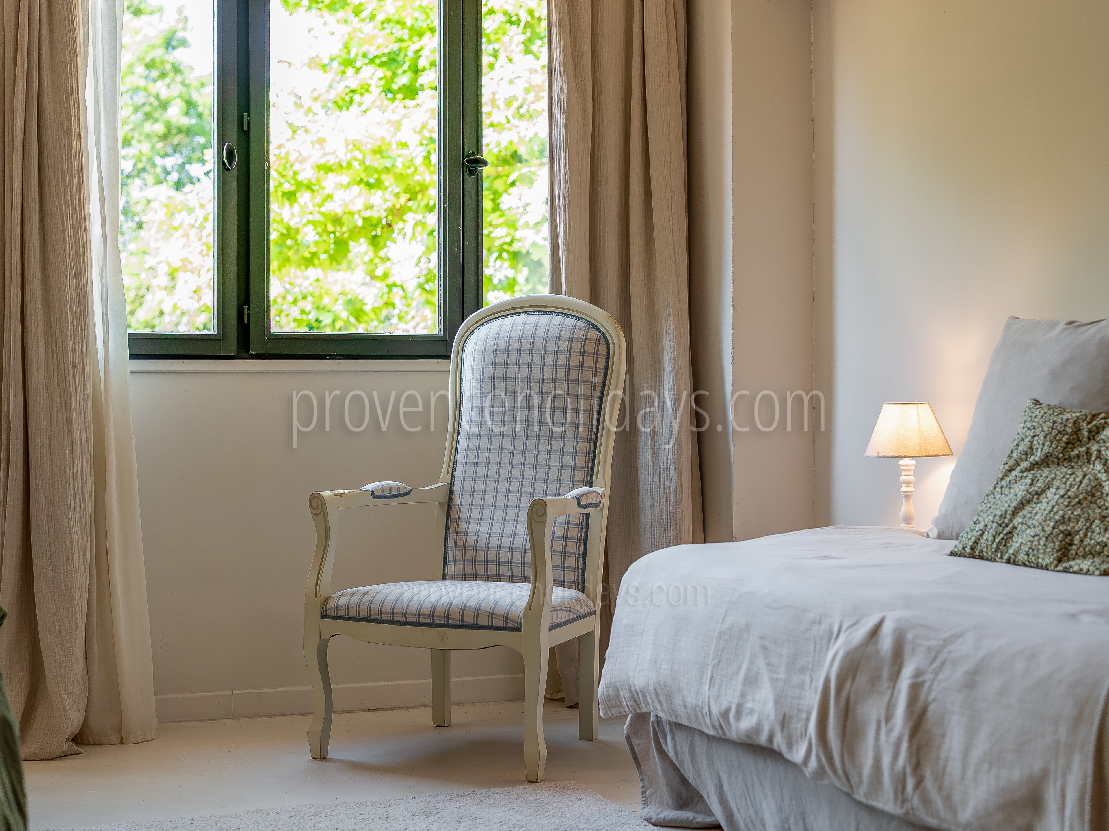 28 - La Terrasse Provençale: Villa: Bedroom