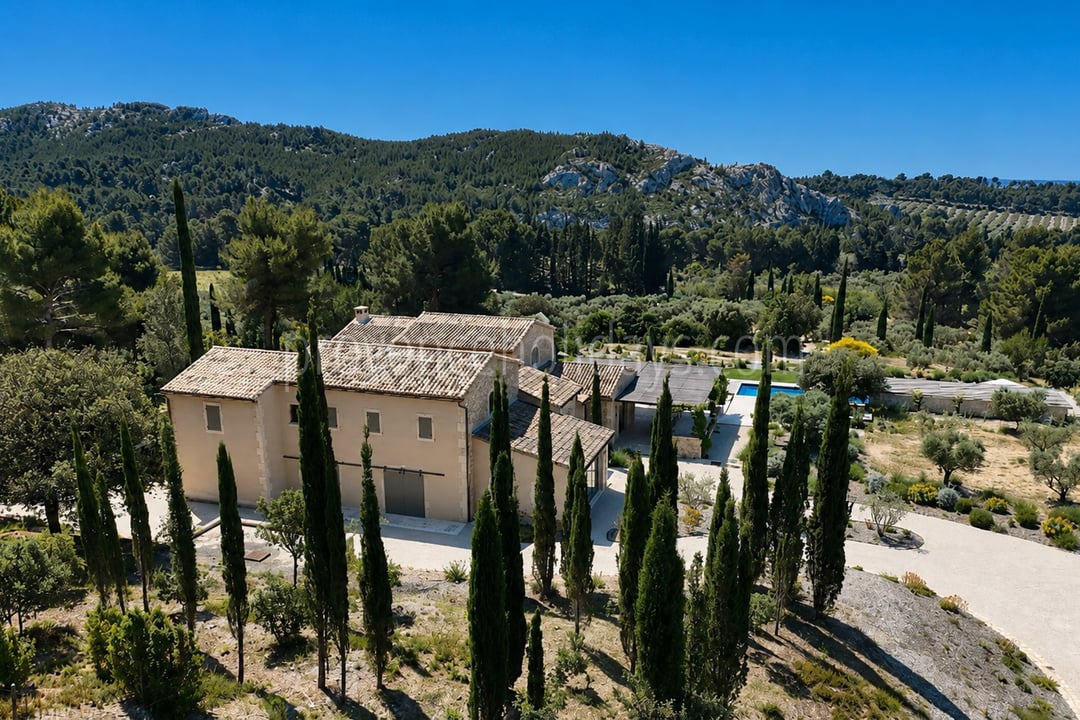 61 - Le Loup des Alpilles: Villa: Exterior