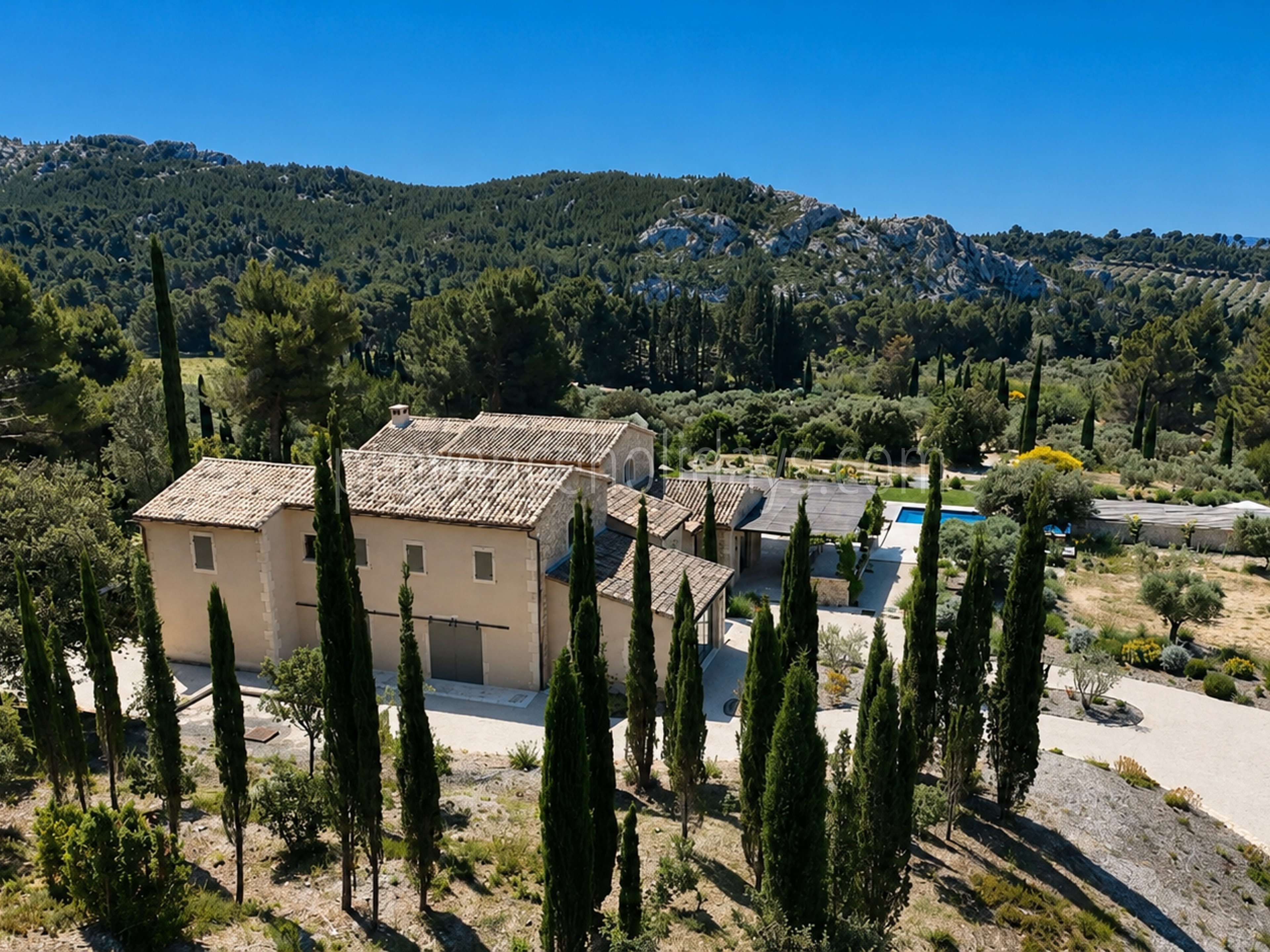 61 - Le Loup des Alpilles: Villa: Exterior