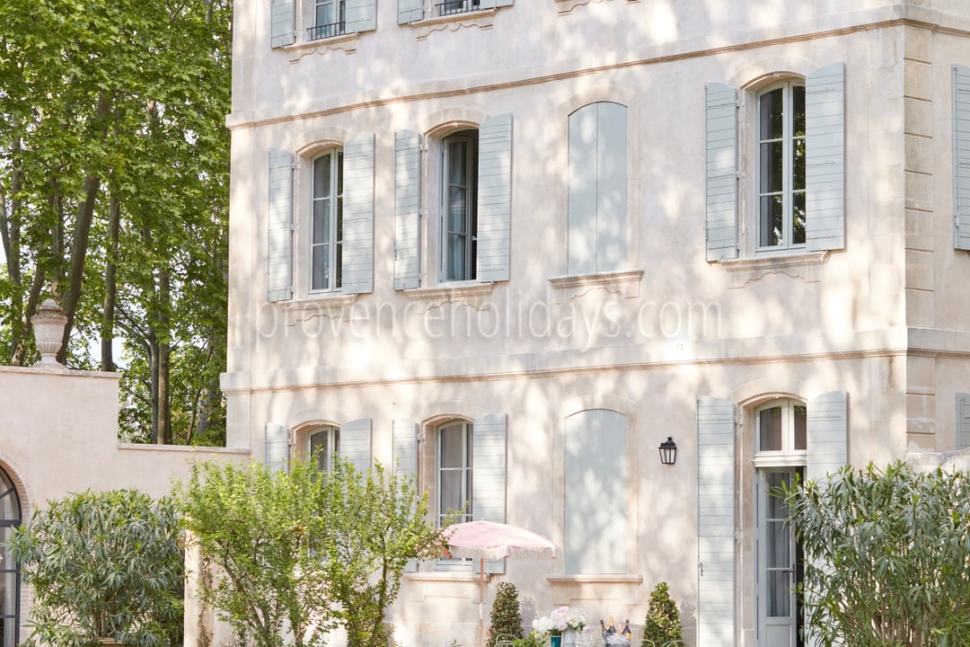 22 - Bastide des Alpilles: Villa: Exterior