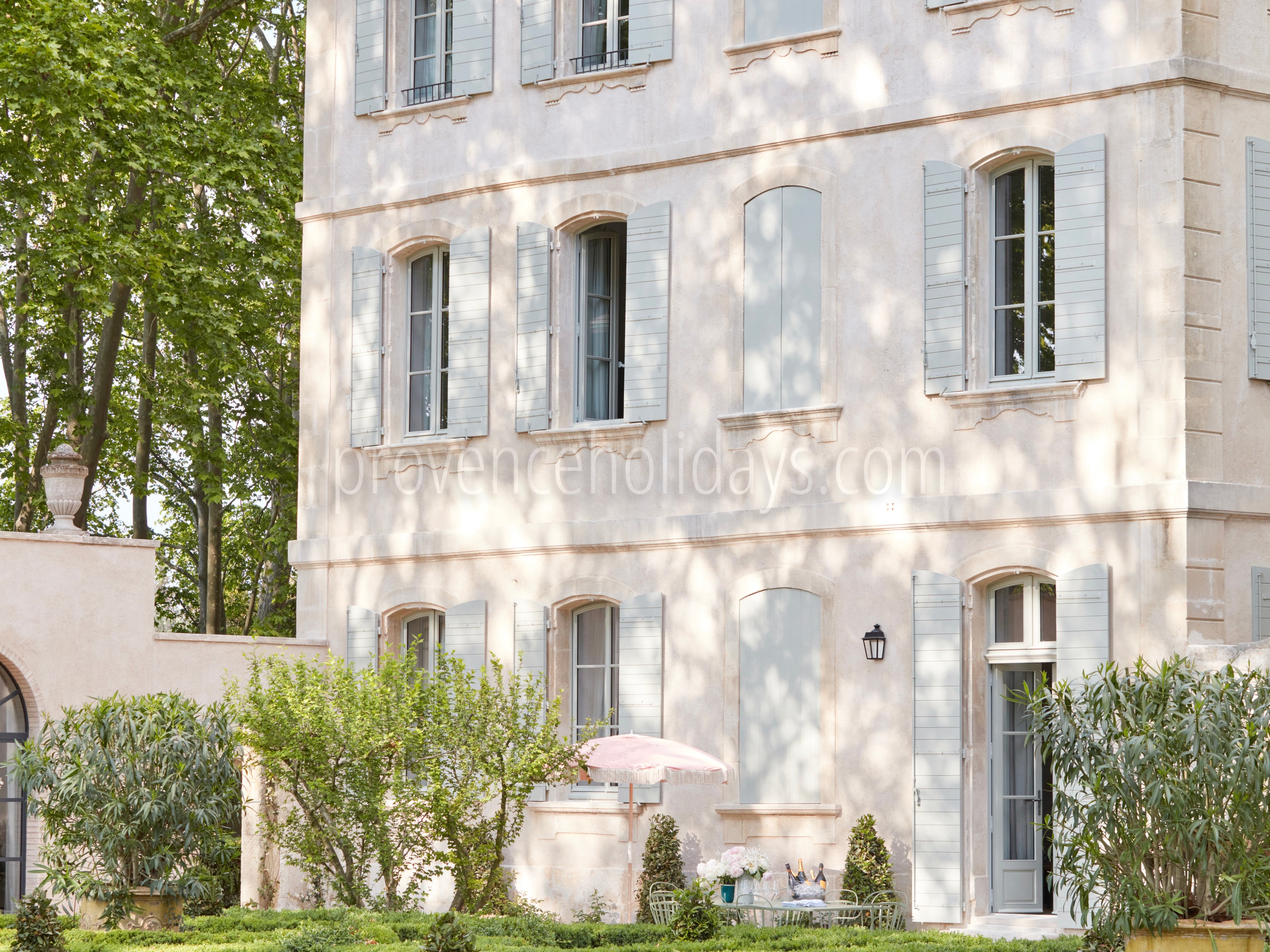 22 - Bastide des Alpilles: Villa: Exterior