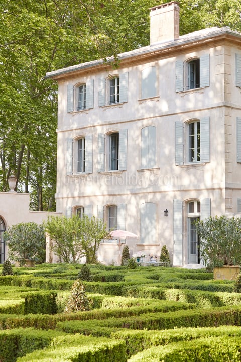 22 - Bastide des Alpilles: Villa: Exterior