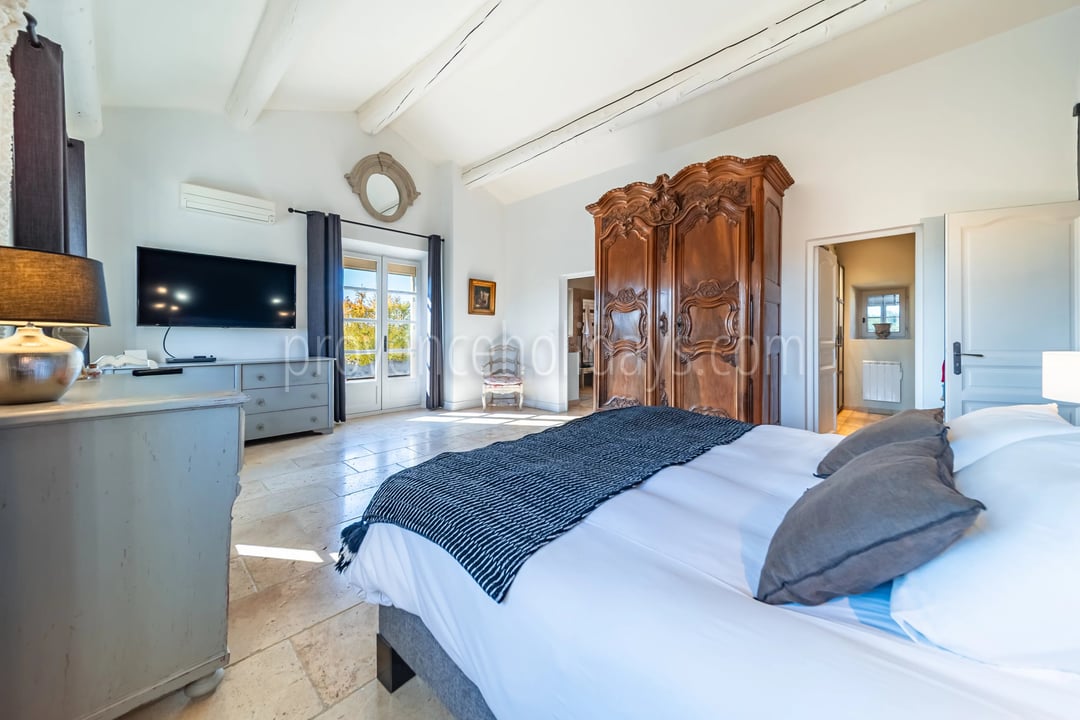 16 - Provençal mas in Robion: Villa: Bedroom
