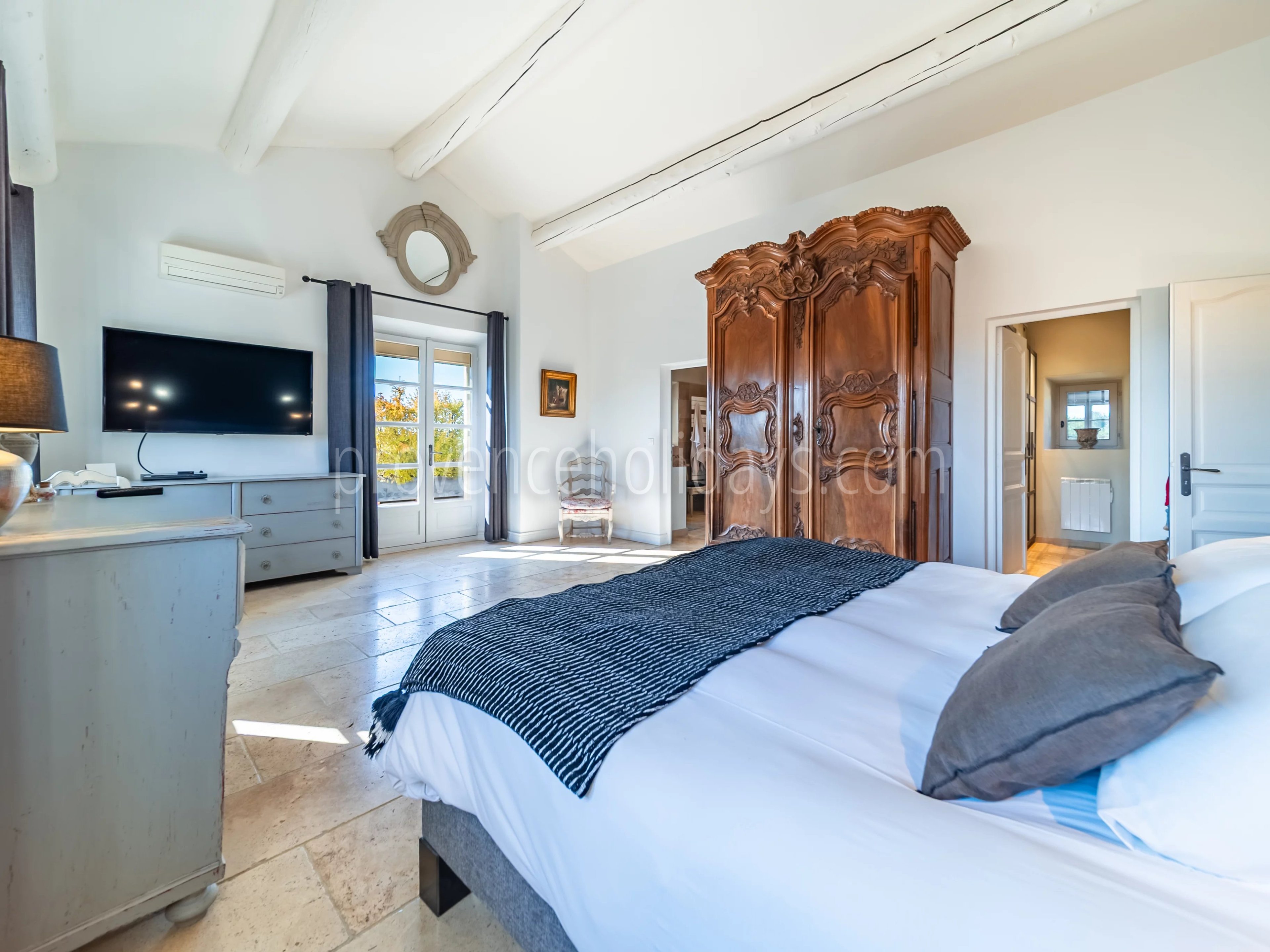 16 - Provençal mas in Robion: Villa: Bedroom