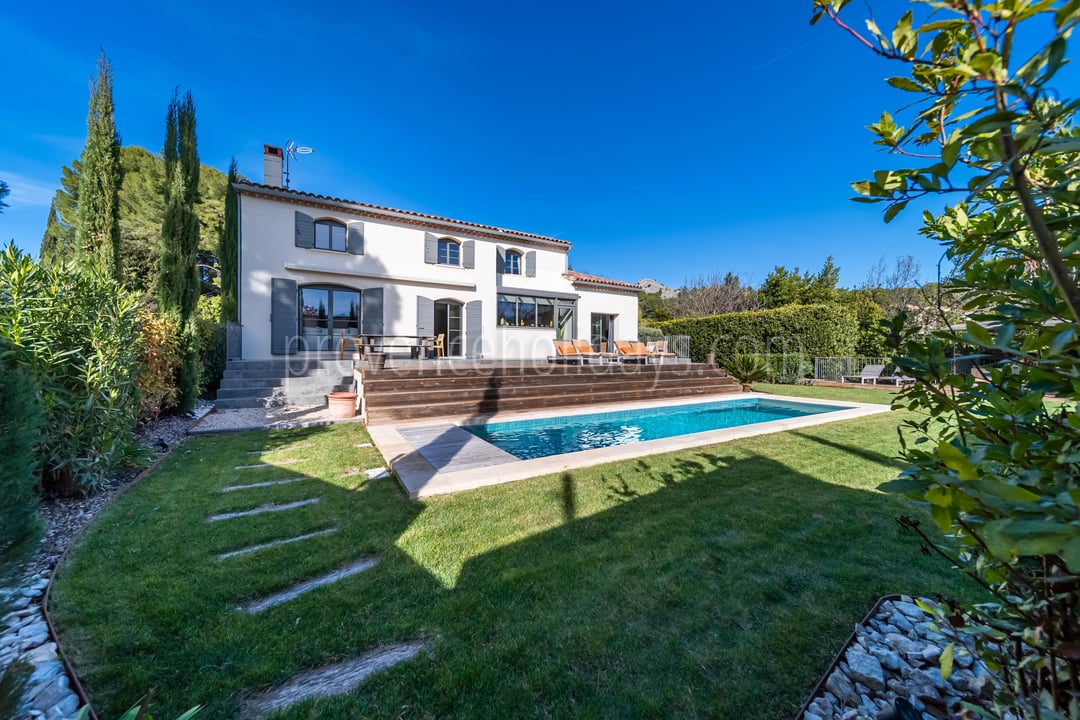 Gerenoveerd huis met zwembad nabij het dorp in Maussane-les-Alpilles - Zwembad