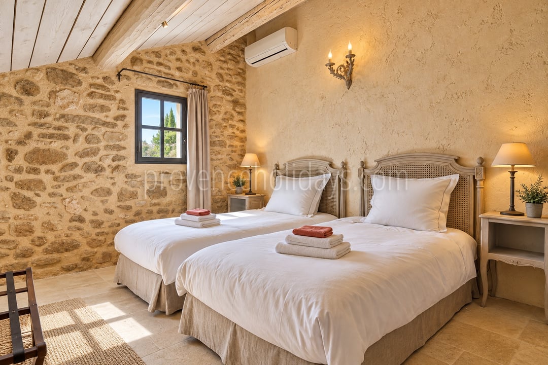 20 - Mas de Beaumes: Villa: Bedroom