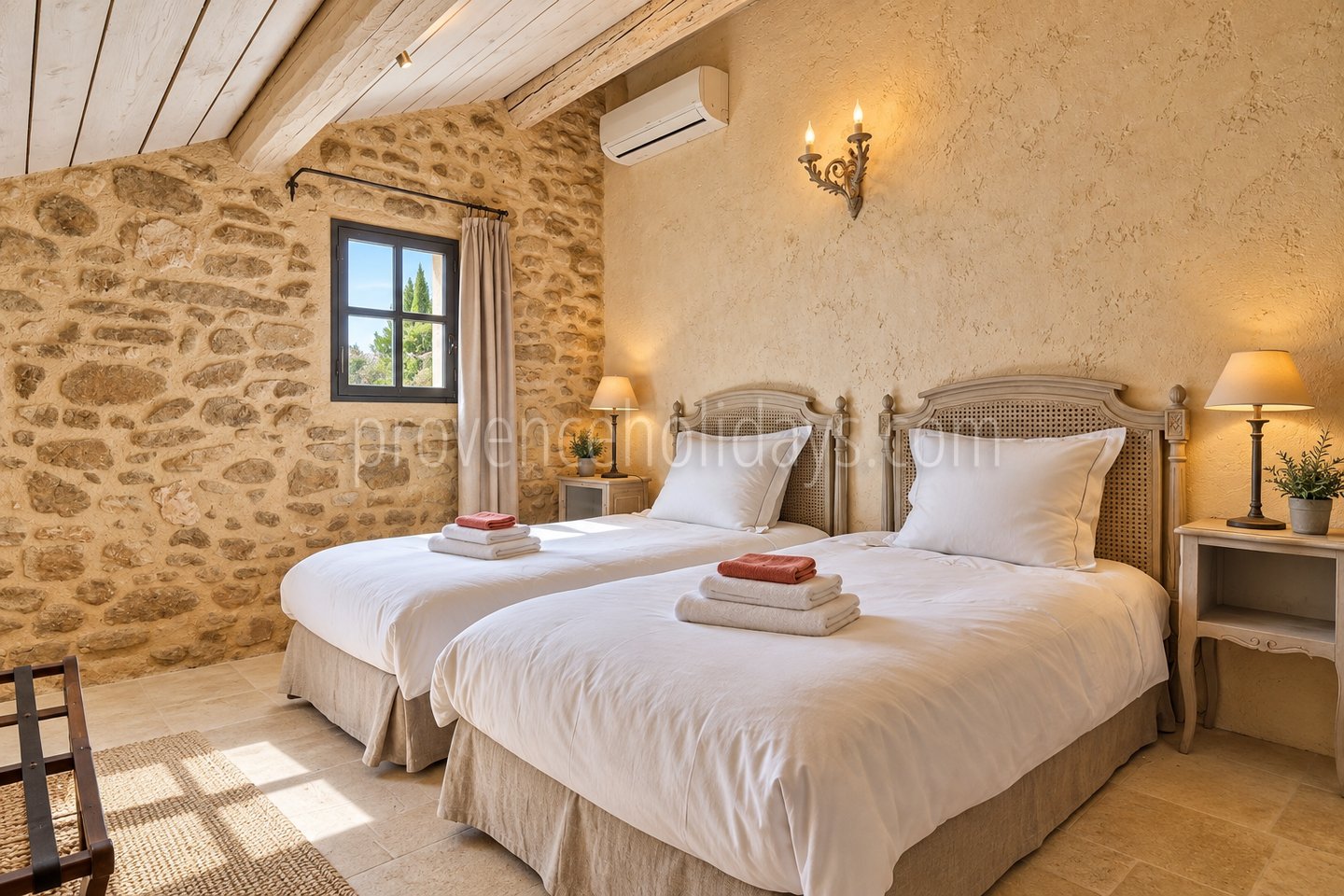 20 - Mas de Beaumes: Villa: Bedroom
