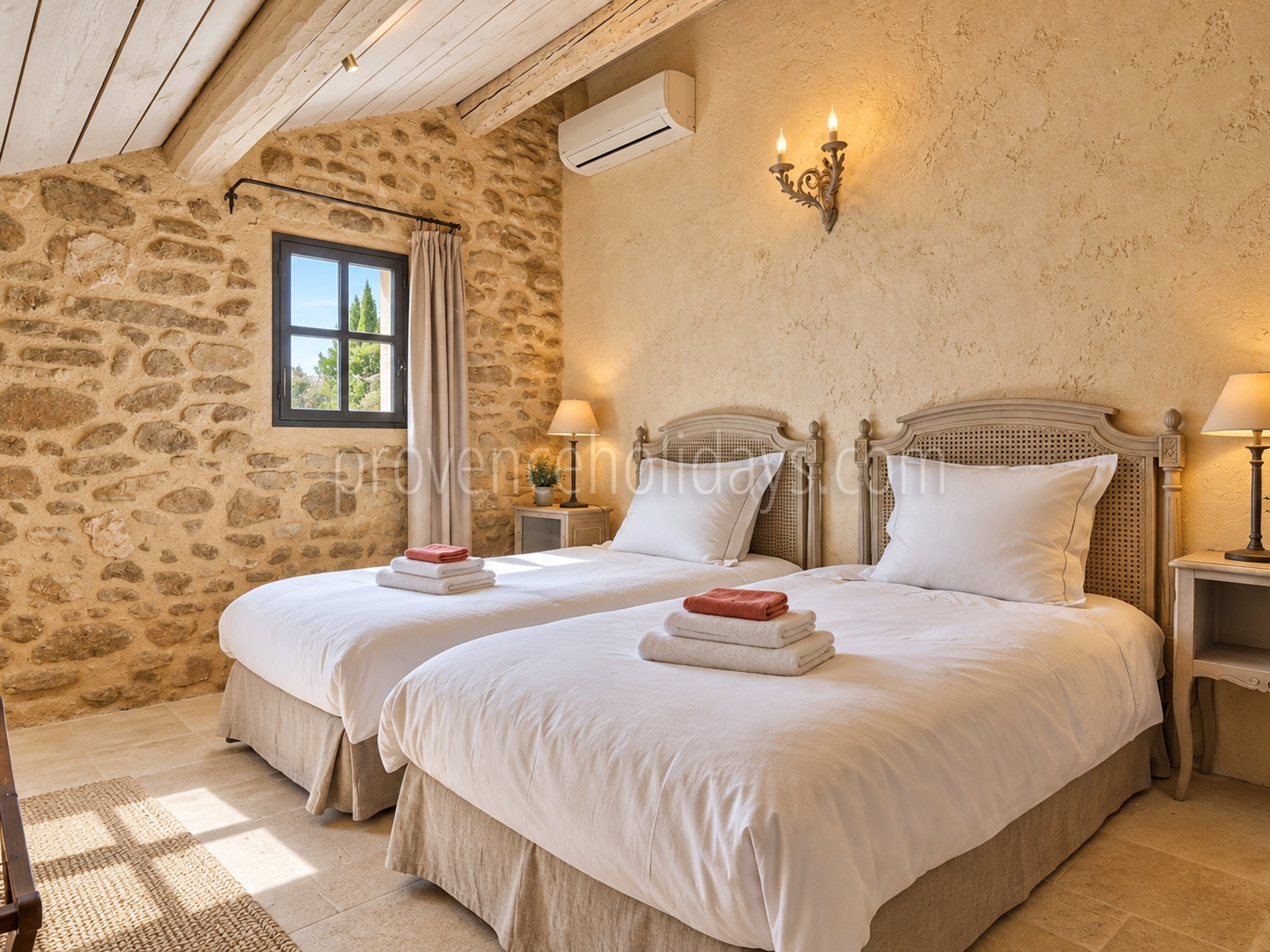 20 - Mas de Beaumes: Villa: Bedroom