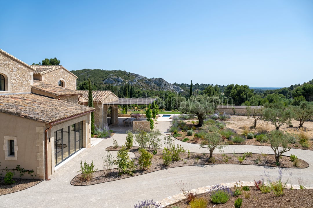 176 - Le Loup des Alpilles: Villa: Exterior