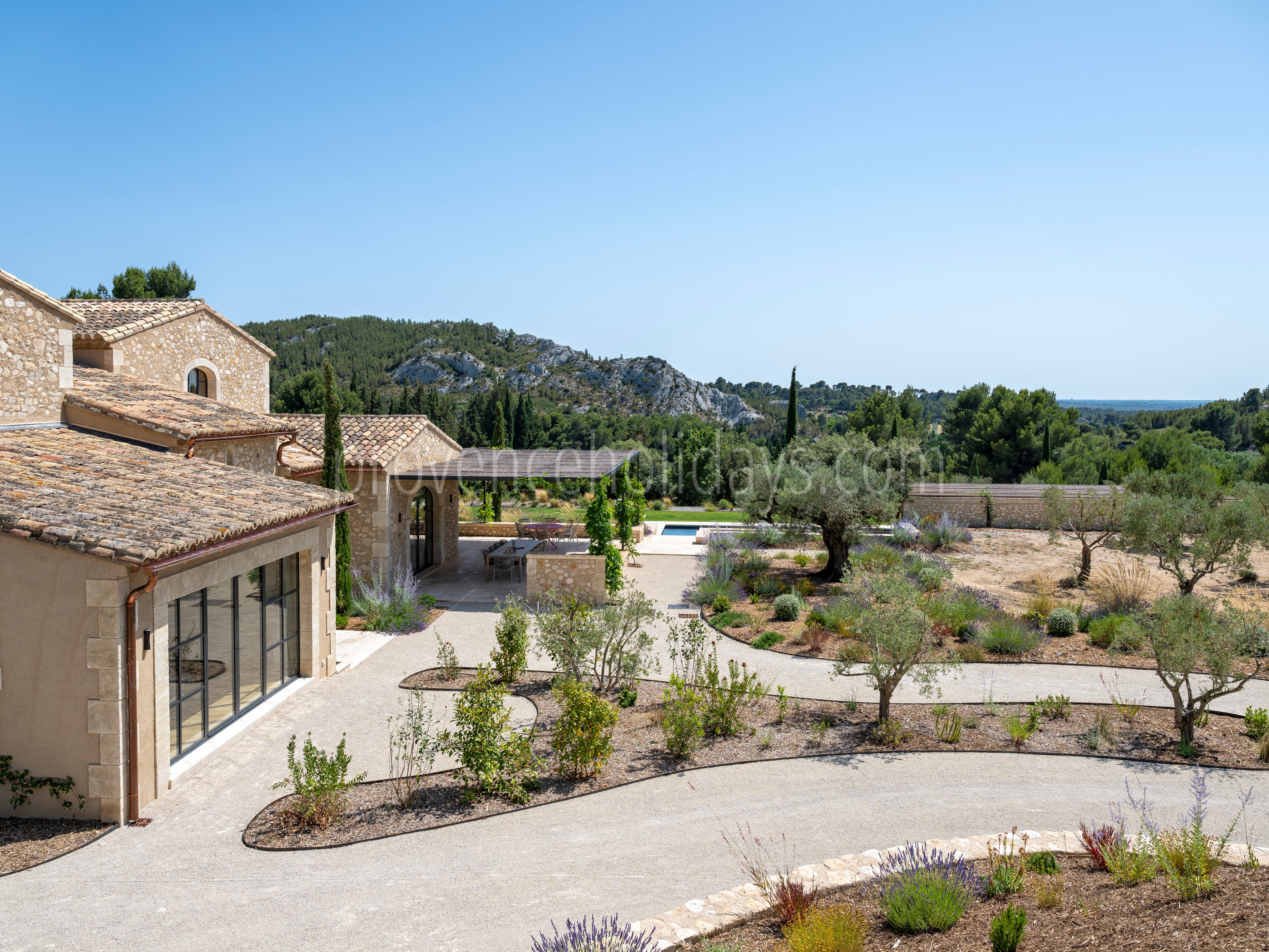176 - Le Loup des Alpilles: Villa: Exterior