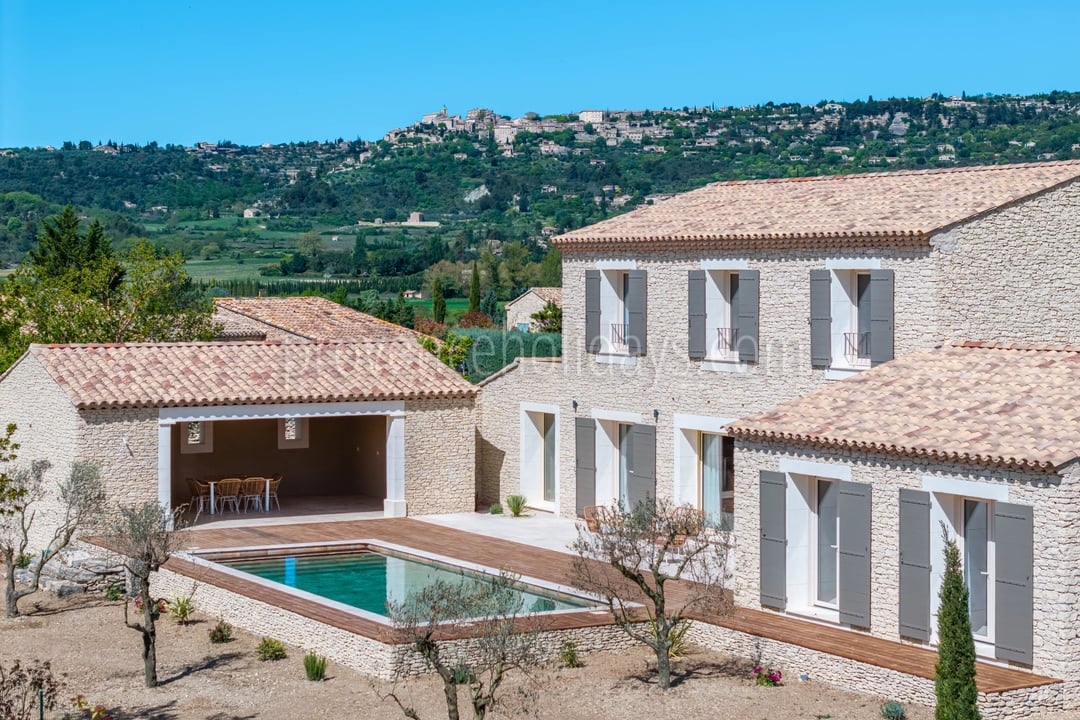 Stone villa with saltwater pool in Gordes
